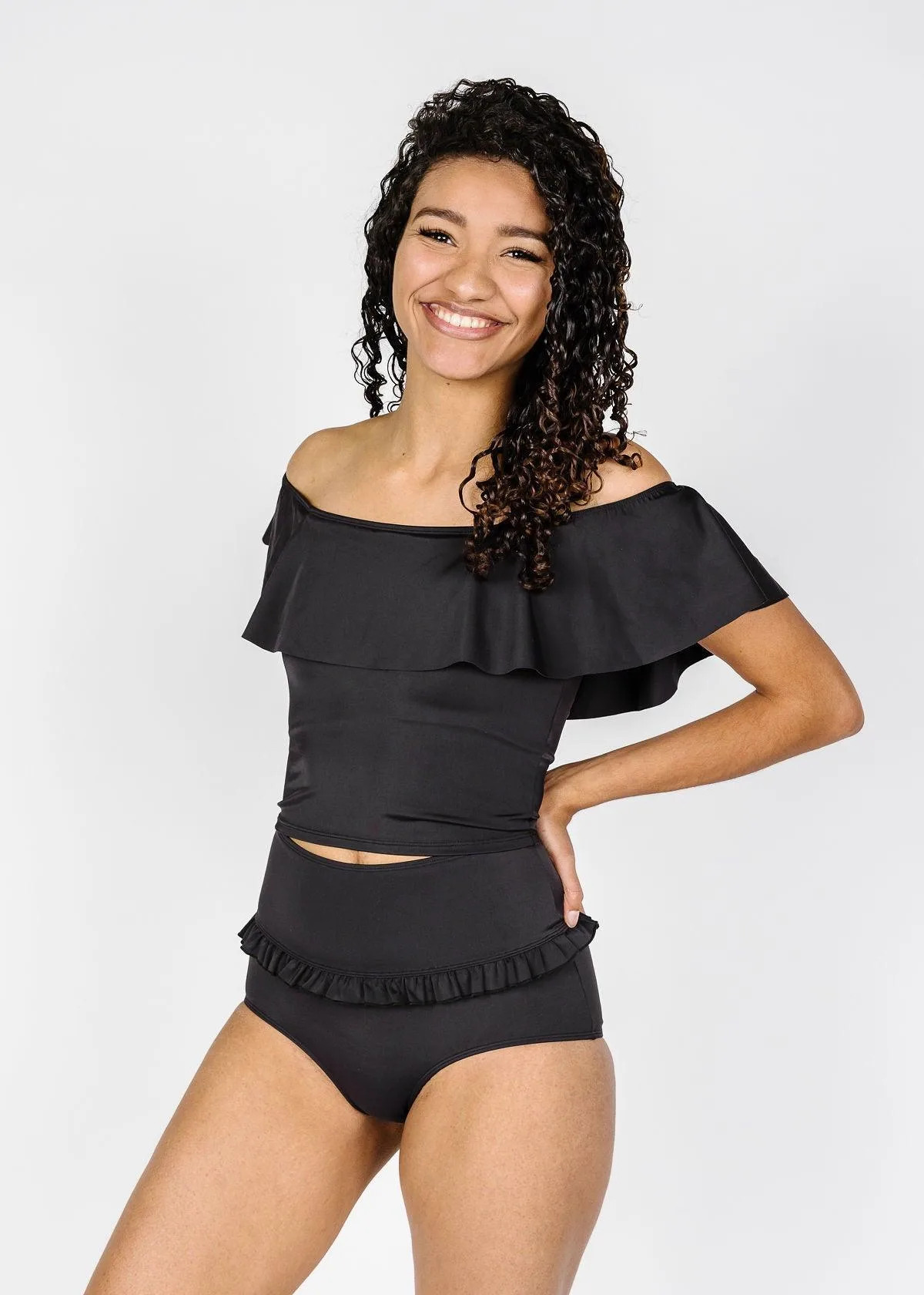 How to Style a Ruffled Around Top for Beach Days