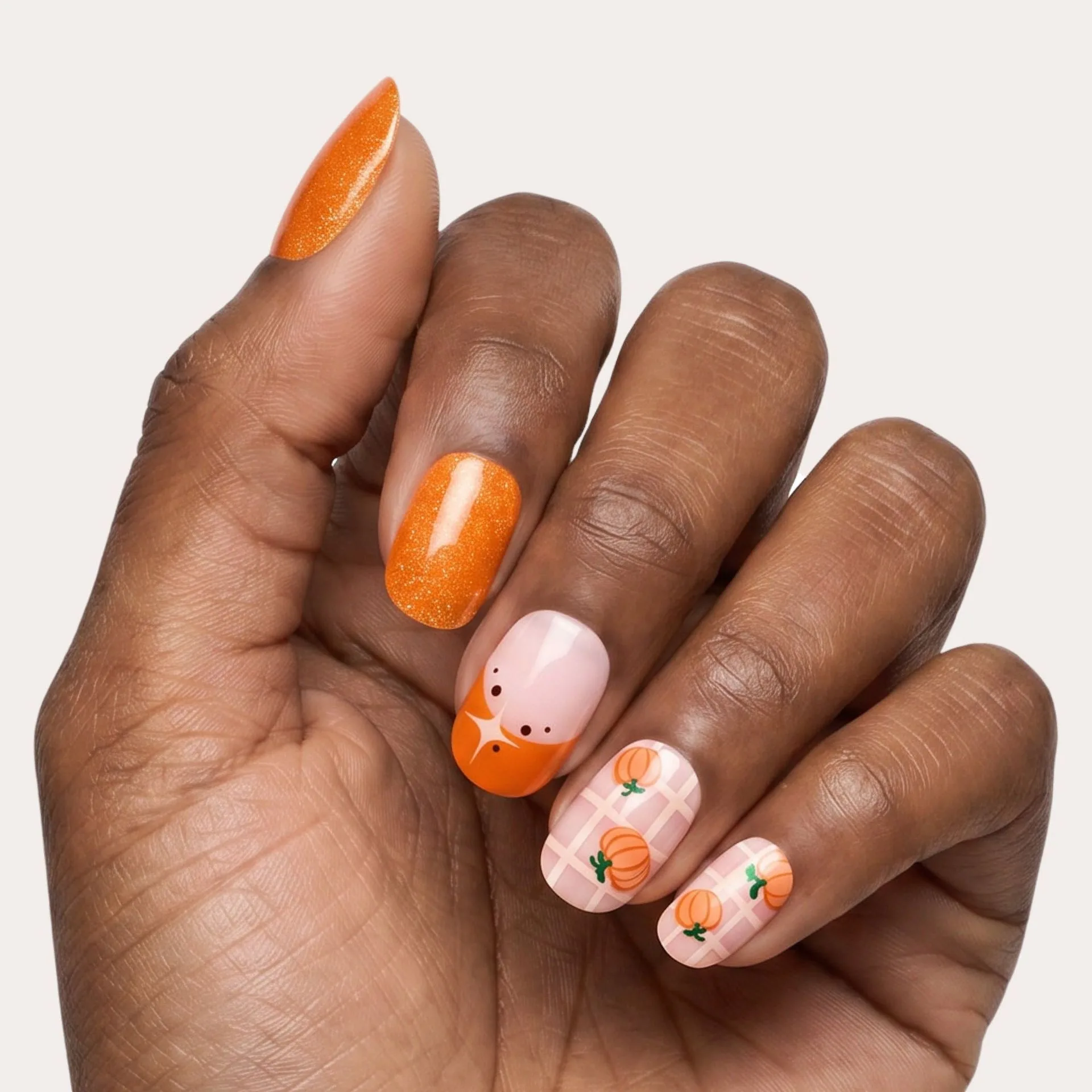 Pick 'N Mix vs Sweet As Candy Corn: 승자는 어떤 오렌지 네일 컬러?