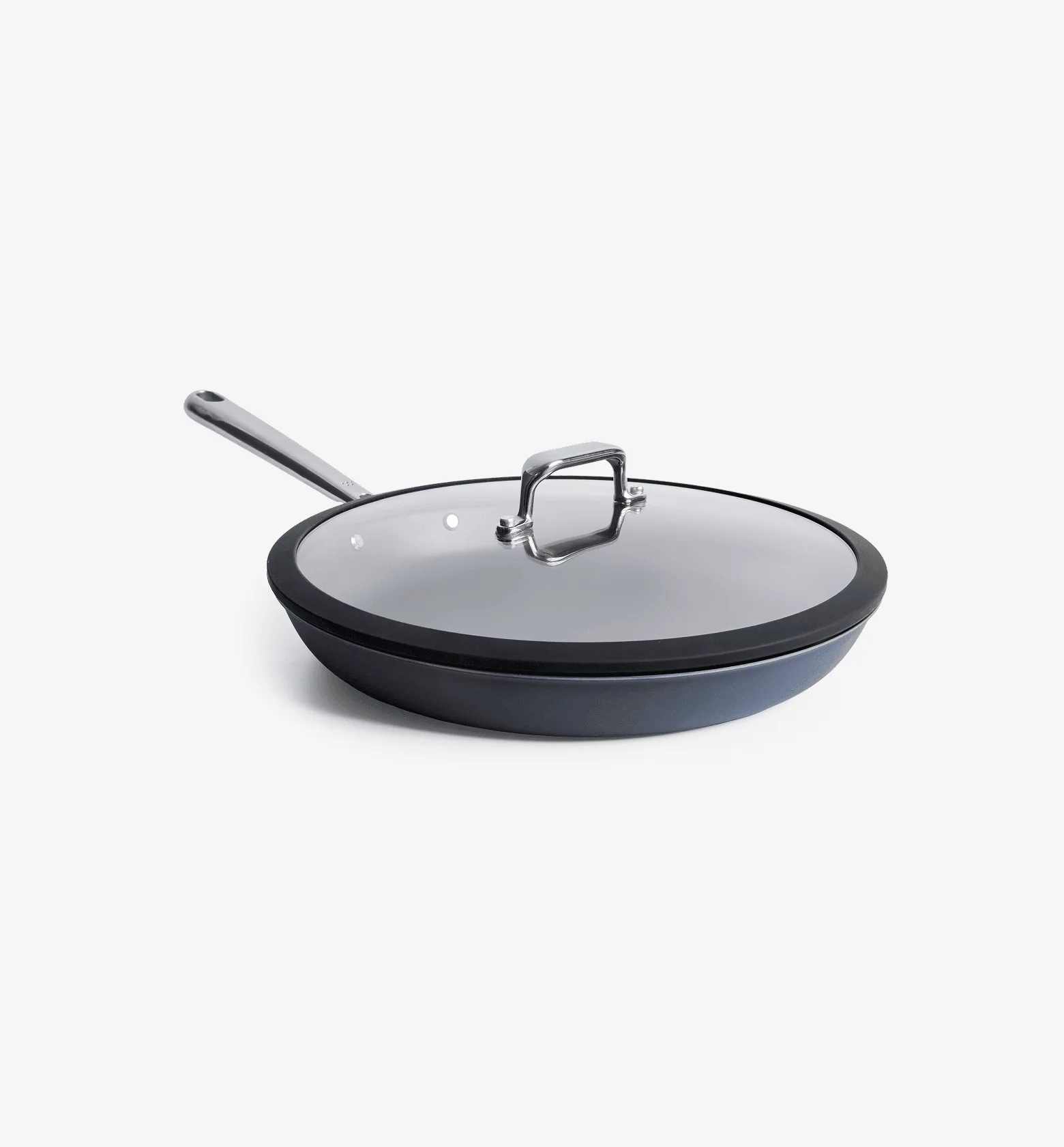 Cocinar con una sartén de carbono antiadherente con tapa de vidrio