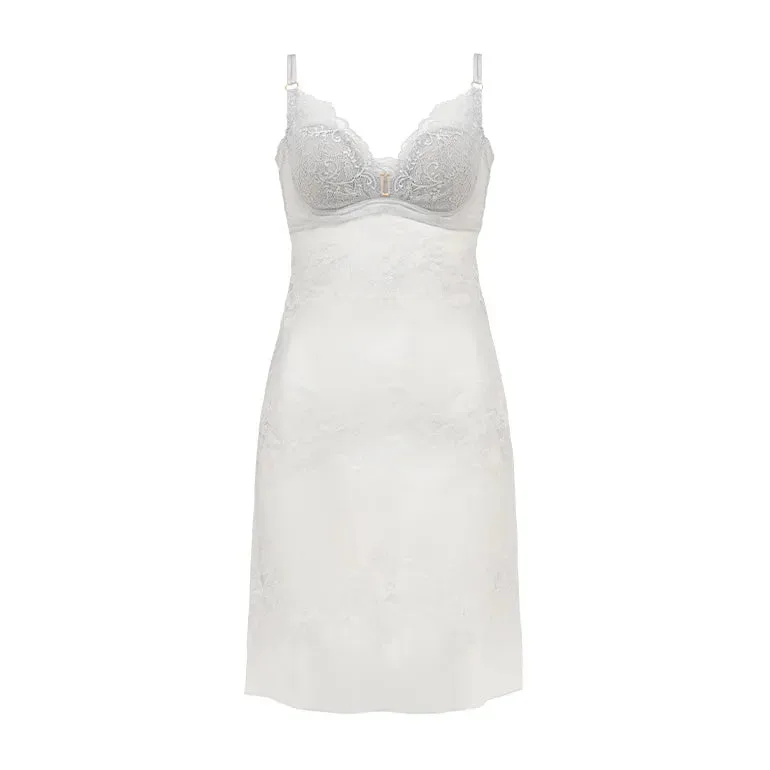 Cómo llevar un sujetador tipo slip bajo vestidos transparentes