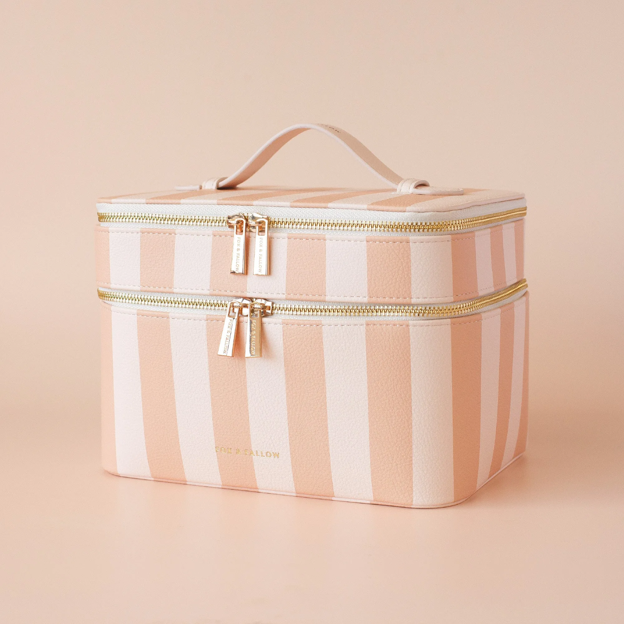 How to Choose a Vanity Case for Travel: Size and Storage