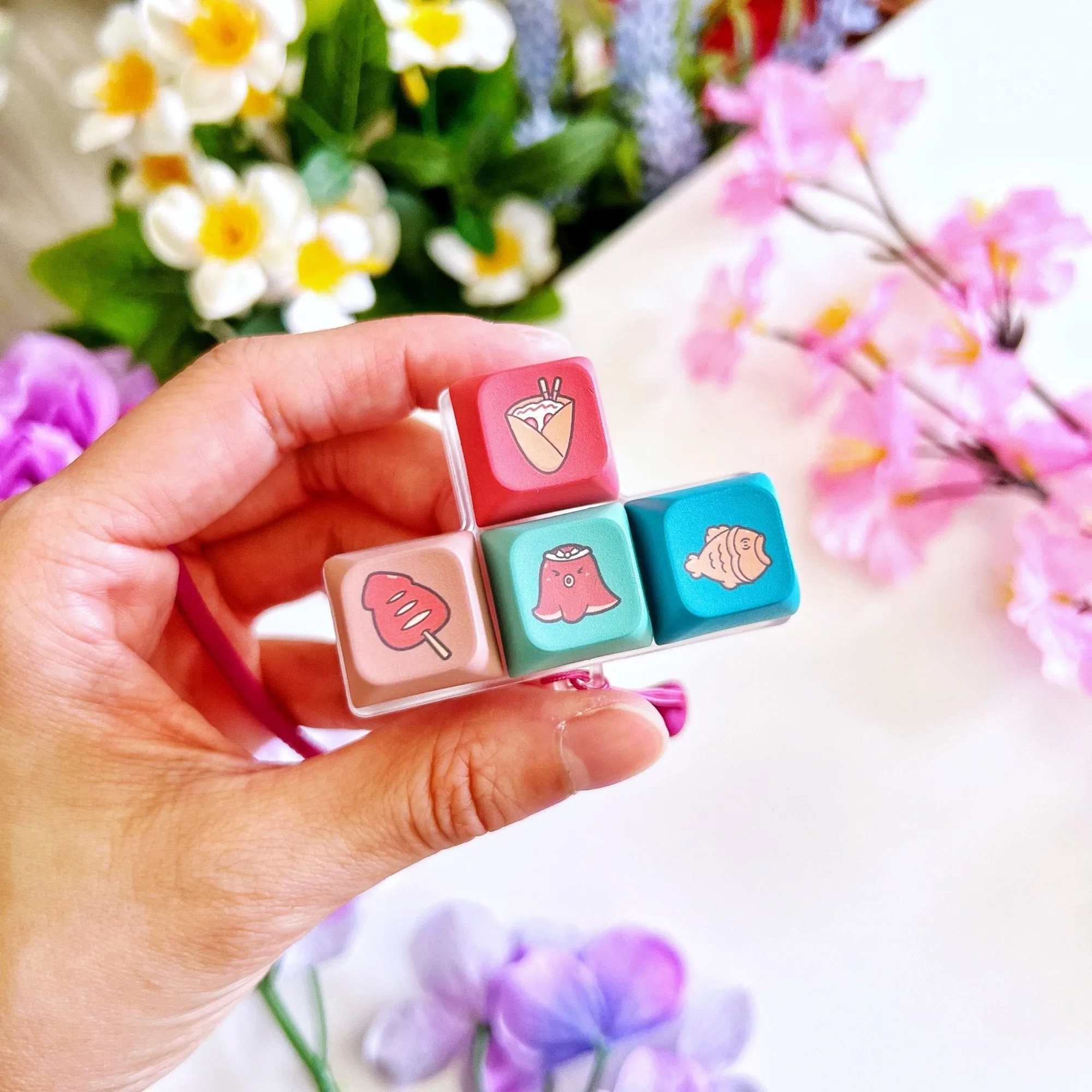 Chaveiro fidget de teclado com snacks de rua japoneses