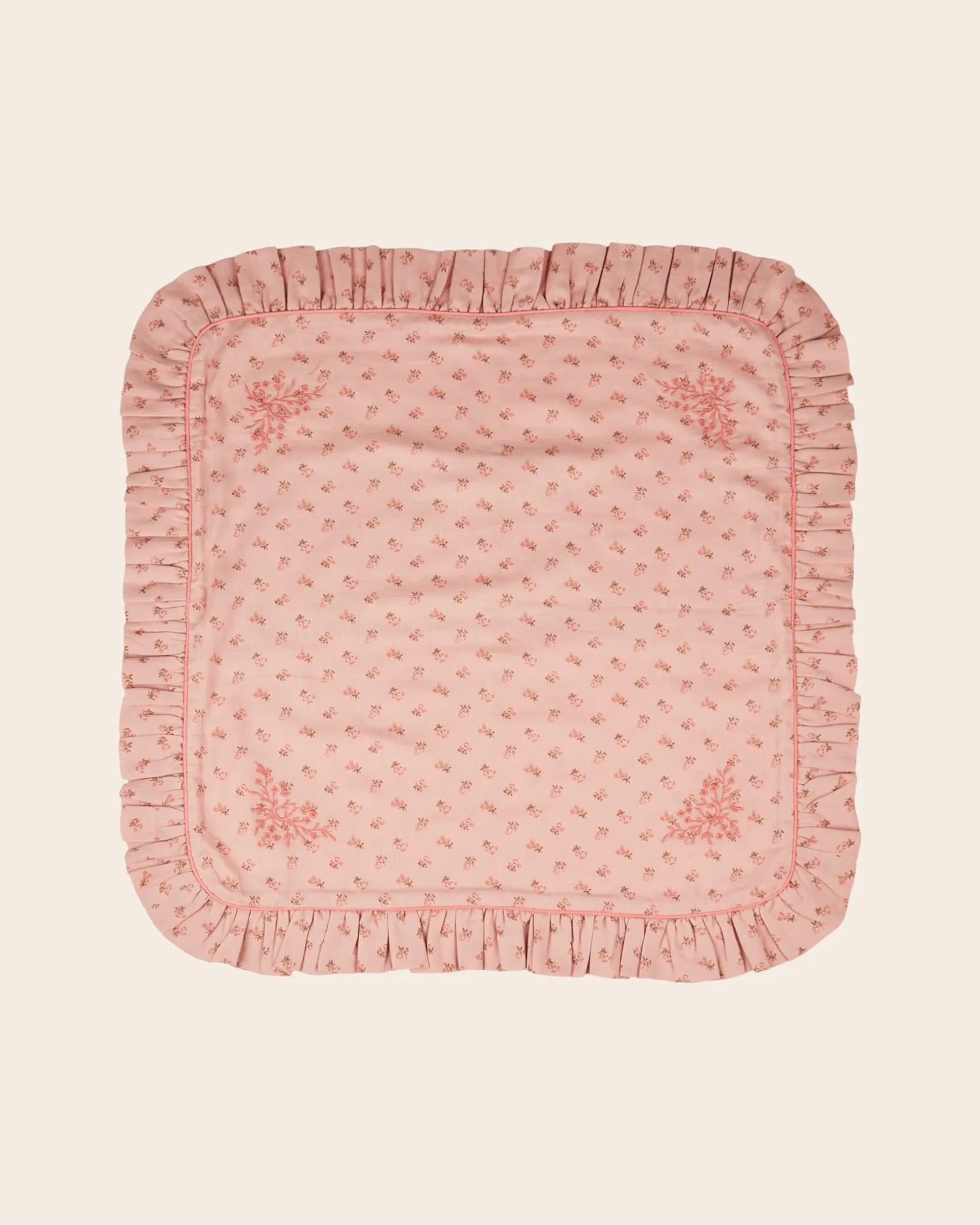 Assortir une housse de coussin fleurie à votre déco