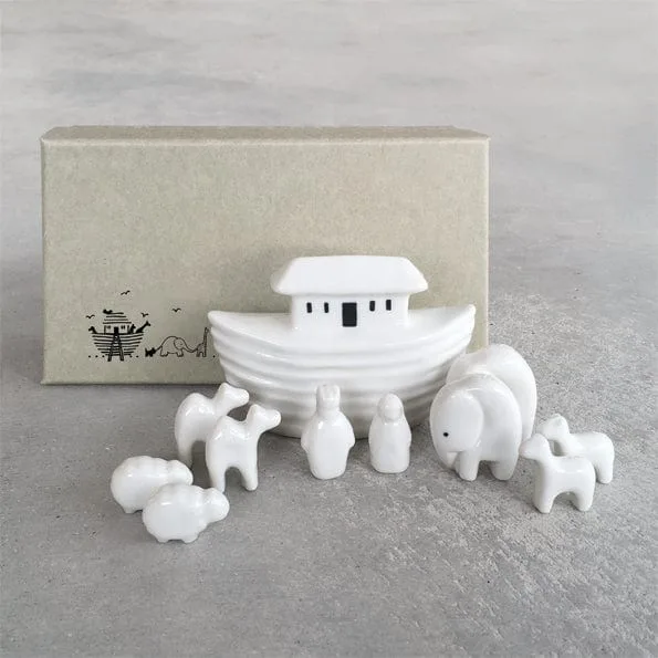 Mettre en valeur un coffret cadeau Arche de Noé en porcelaine pour un baby shower