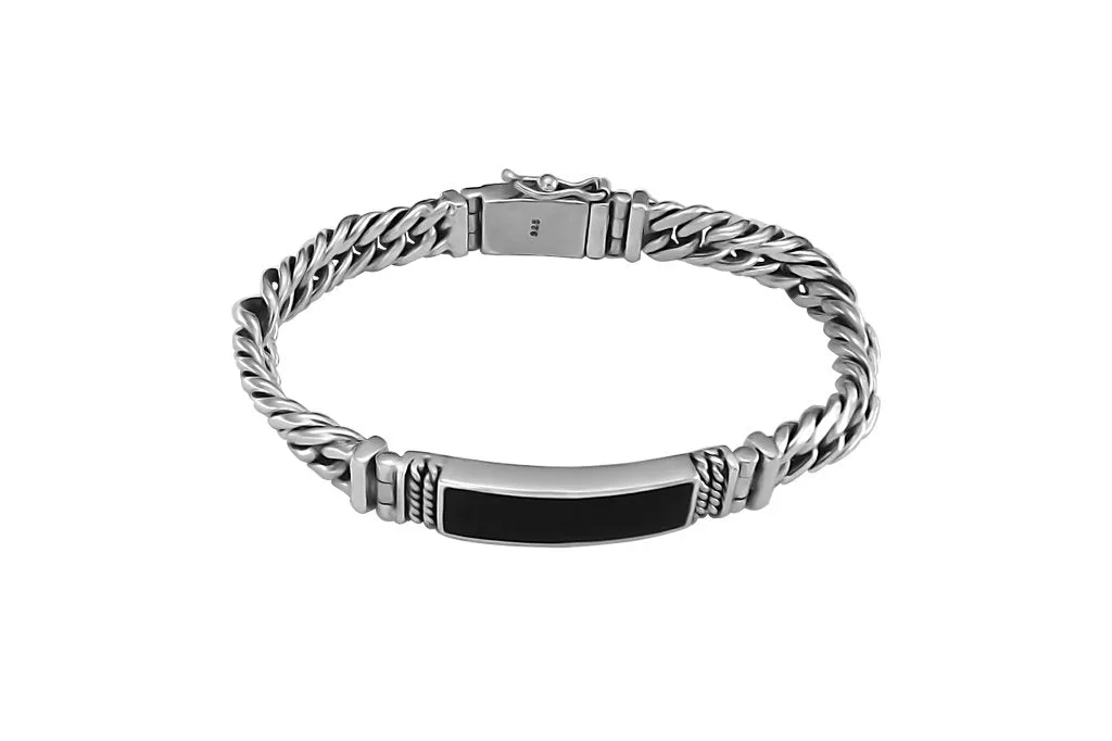 Pulseira de corrente curb prateada com ônix preto: estilo e cuidados