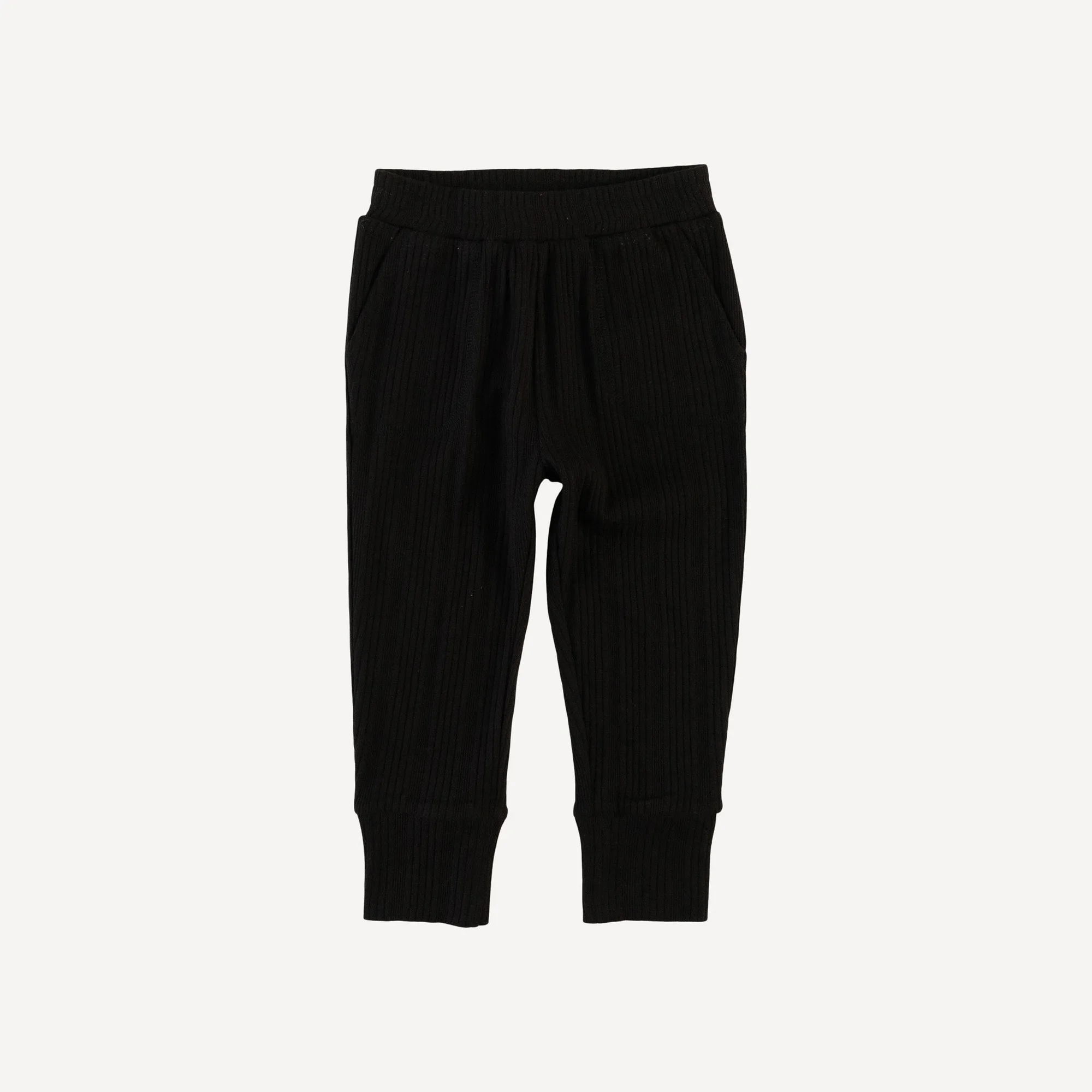 Jogger sportivo slim vs. pantalone a zampa: guida alla vestibilità