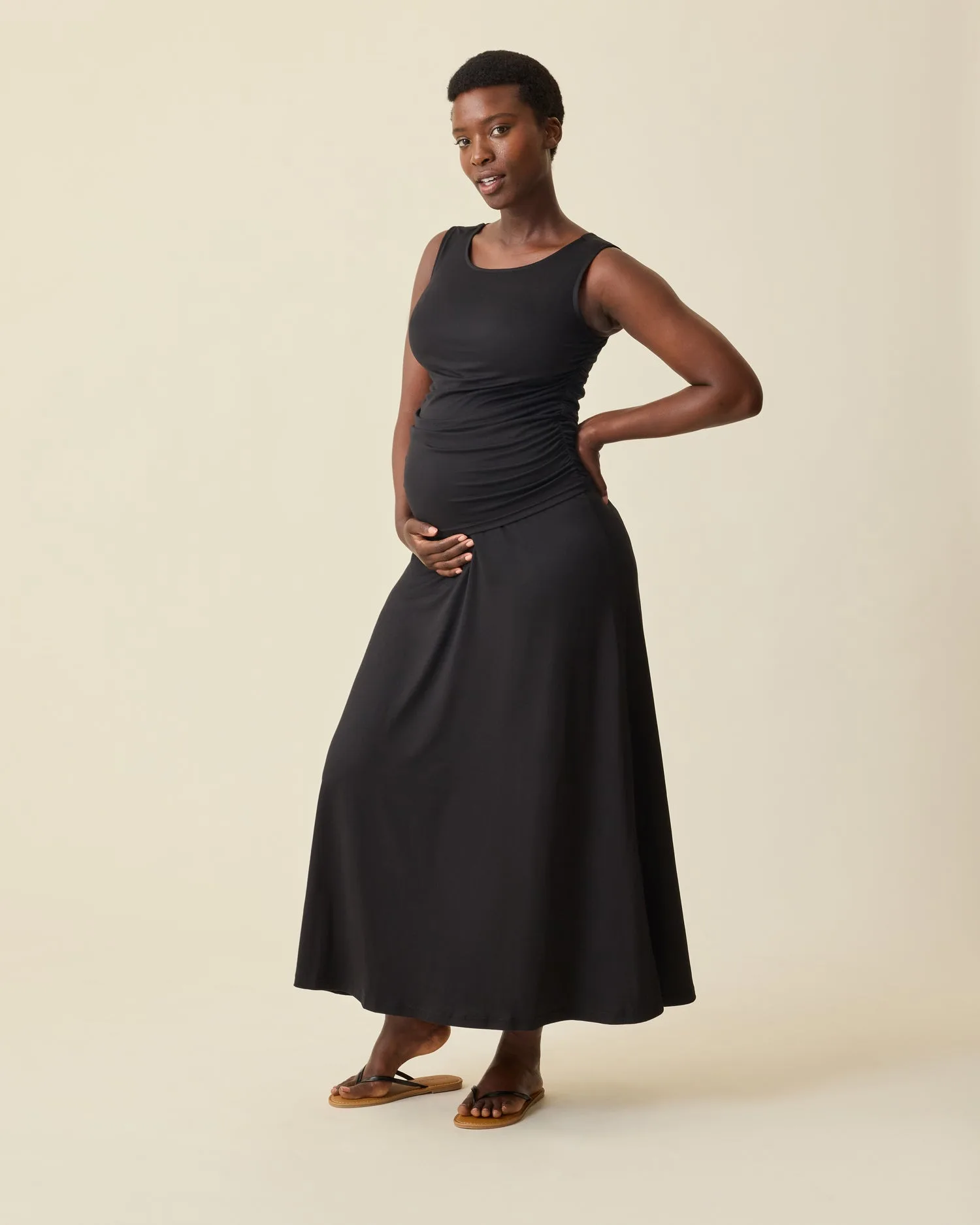 Zo style je een maxi-jurk met lage taille voor het voeden