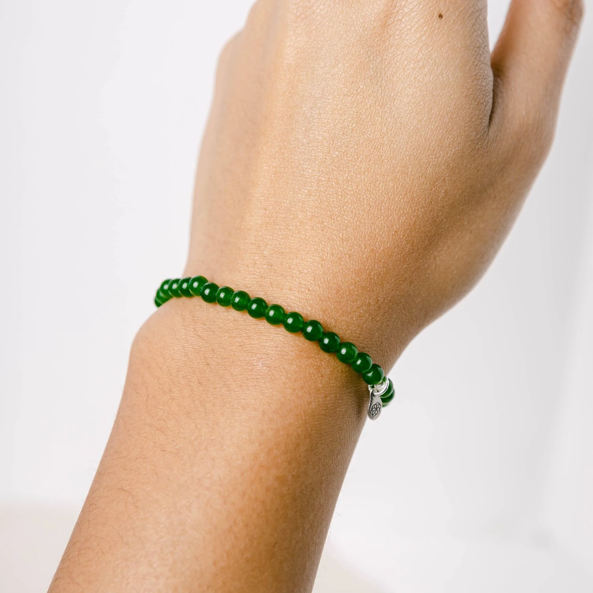 Ngọc bích vs Aventurine: Vòng tay pha lê xanh nào phù hợp với bạn?