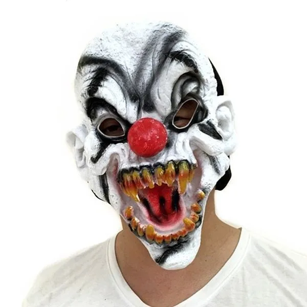 Masque de clown vs masque d'ours en peluche : lequel est le plus effrayant ?