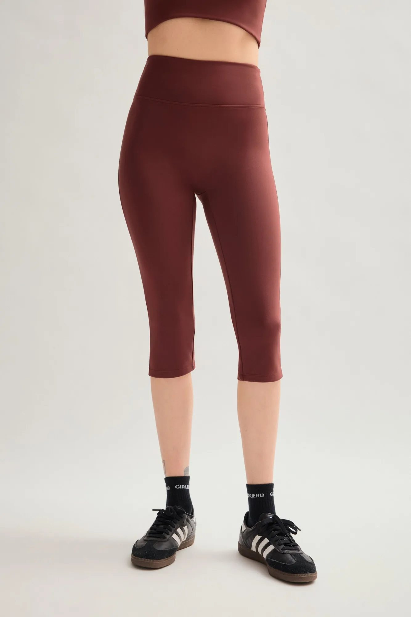 Kona Luxe High-Rise Capri: คู่มือขนาดและการสวมใส่