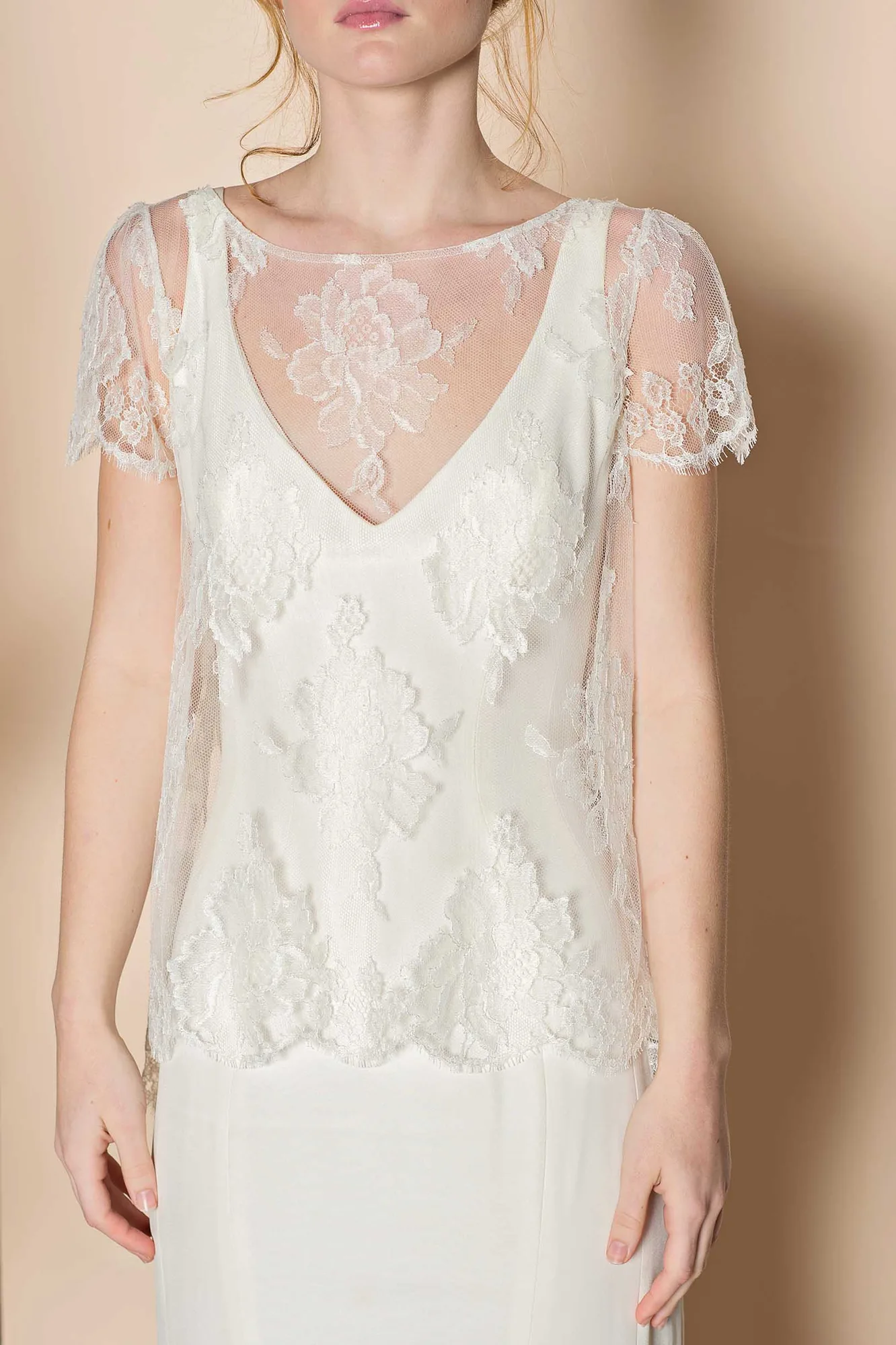 Haut tee-shirt cape en dentelle française Roseline en ivoire