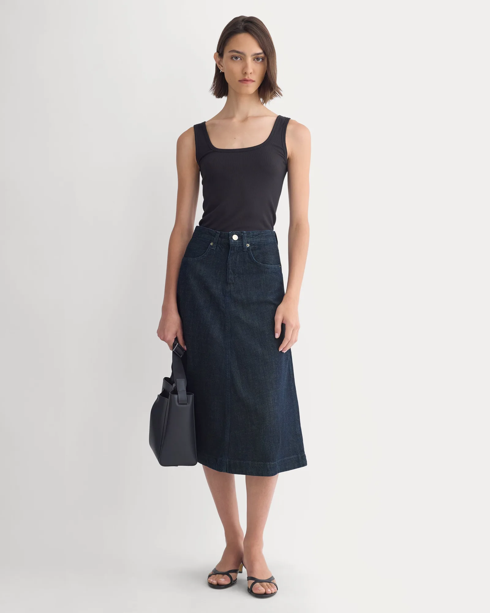 Camisa de franela vs. falda midi vaquera fluida: combinación