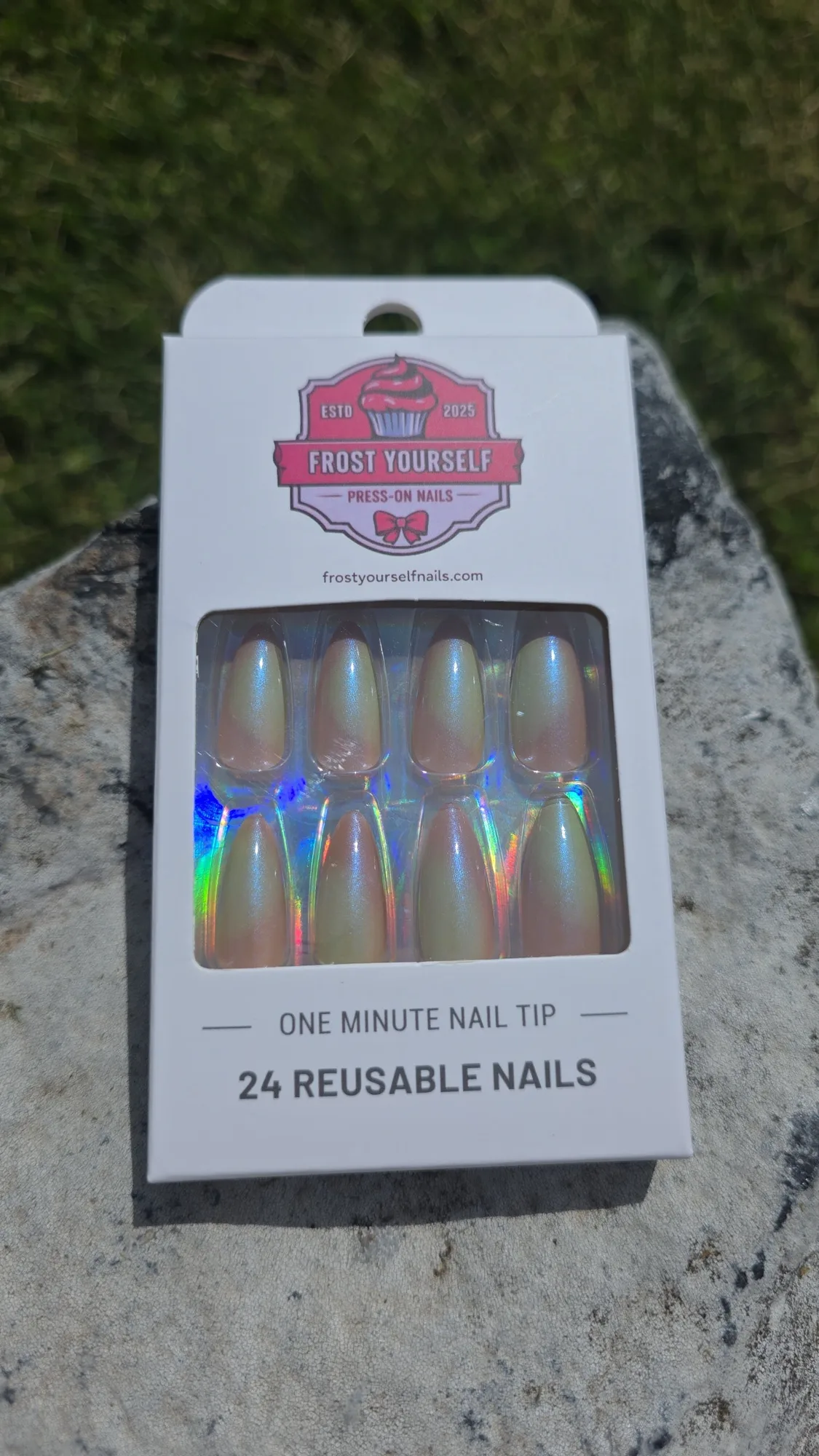 Ongles press-on Two Faced vs unis : quel design l'emporte ?