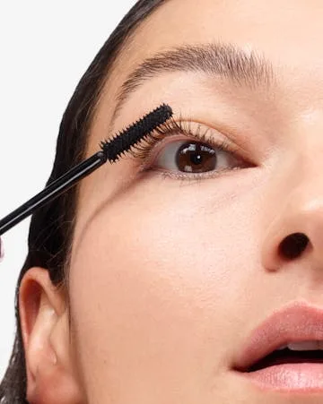 Glossier's Direct-to-Consumer Model: How It Shapes Product Launches