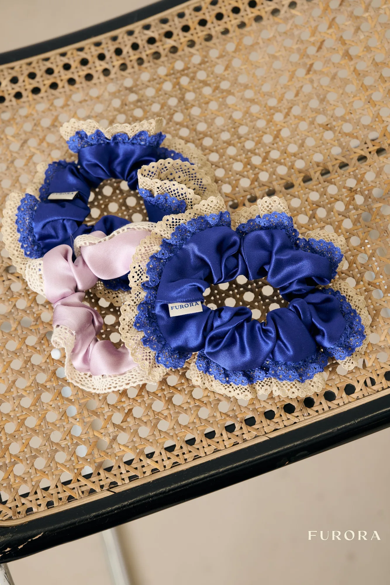 Comment porter et entretenir un scrunchie en soie avec dentelle