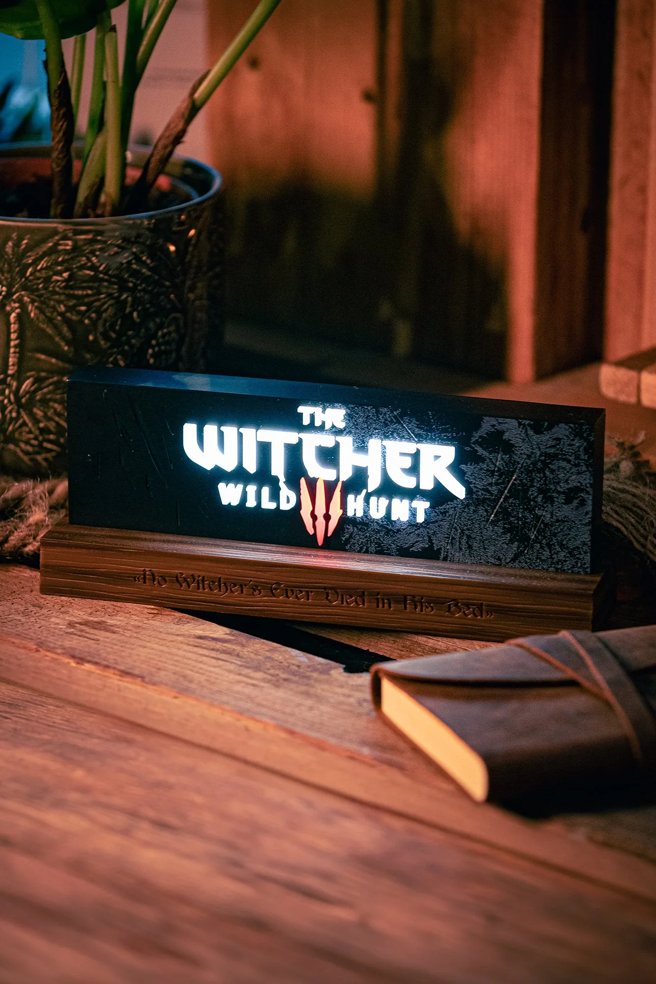 So richten Sie die Witcher 3 Jubiläumslampe im Gaming-Zimmer ein