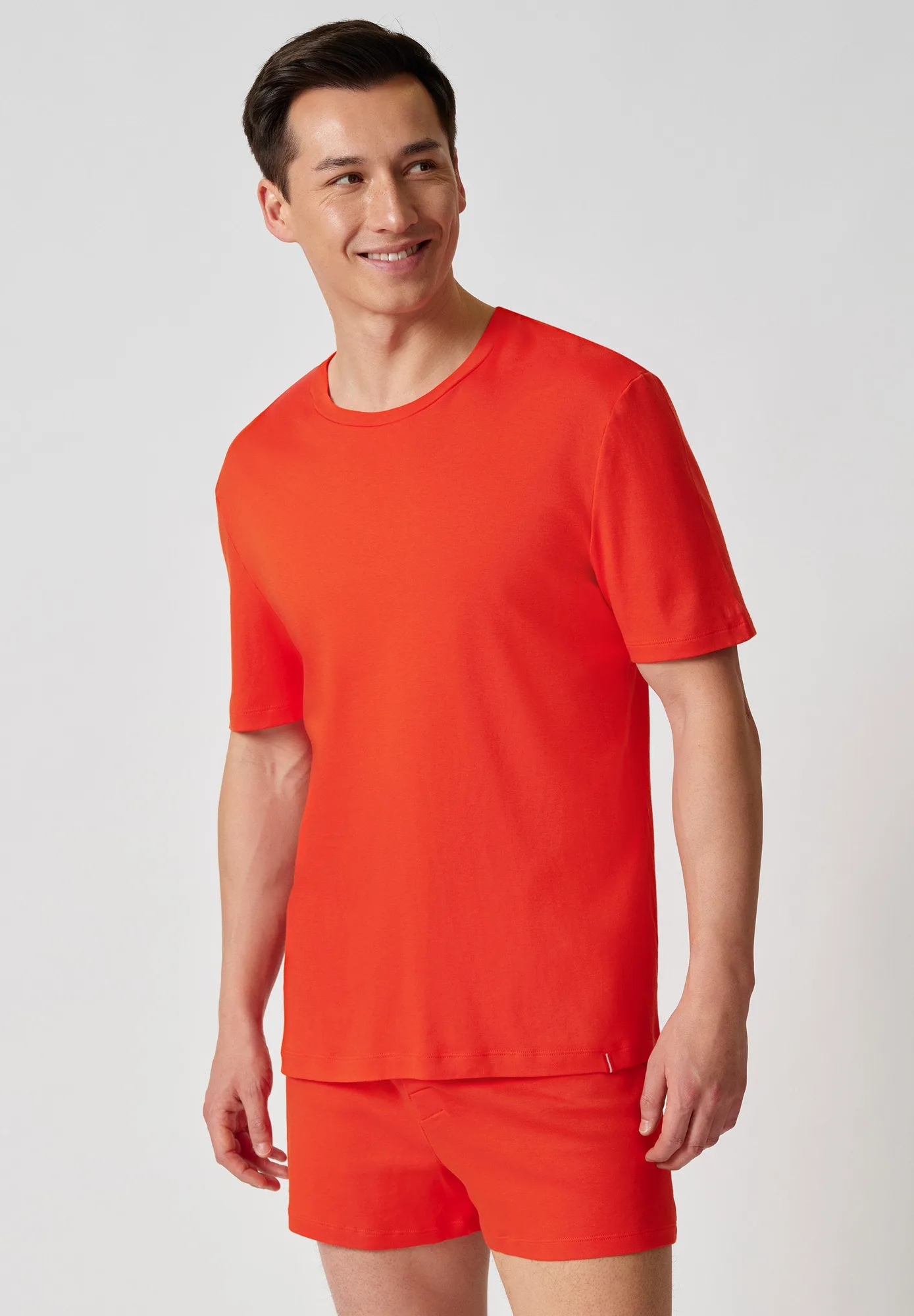 Camiseta clásica de algodón de manga corta: comodidad diaria en negro o rojo