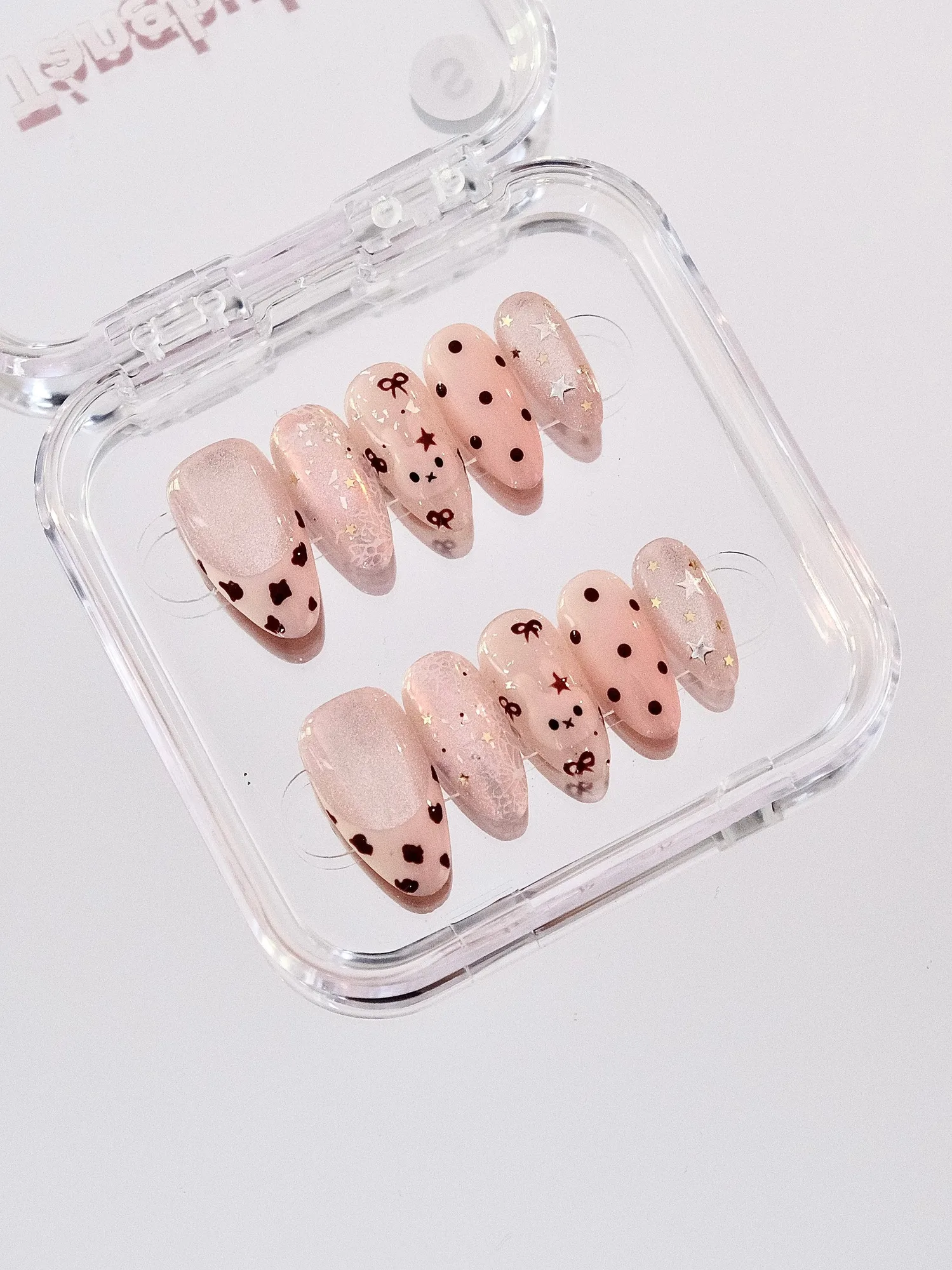 Comment porter les ongles press-on Ribbon Mood au quotidien