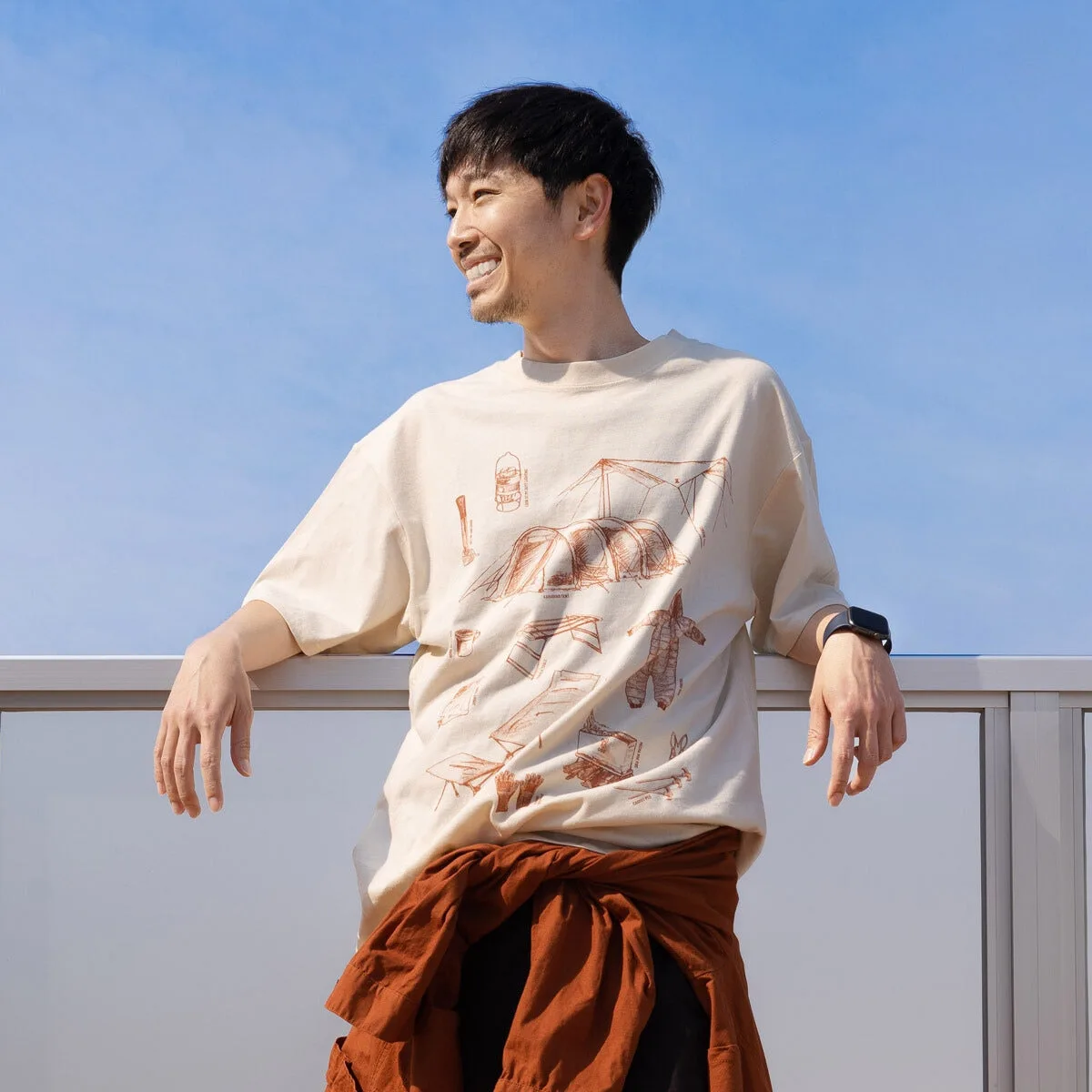 T-shirt Gear o lana merino: quale vince per il campeggio?