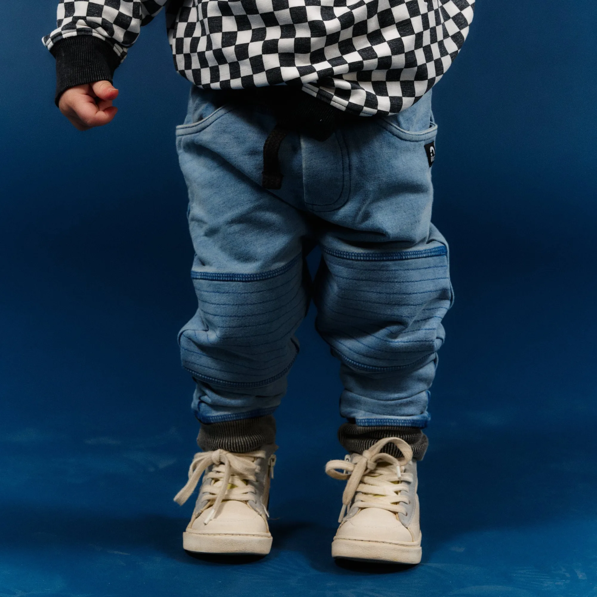 Joggers Moto enfants vs Essentials : lequel choisir ?