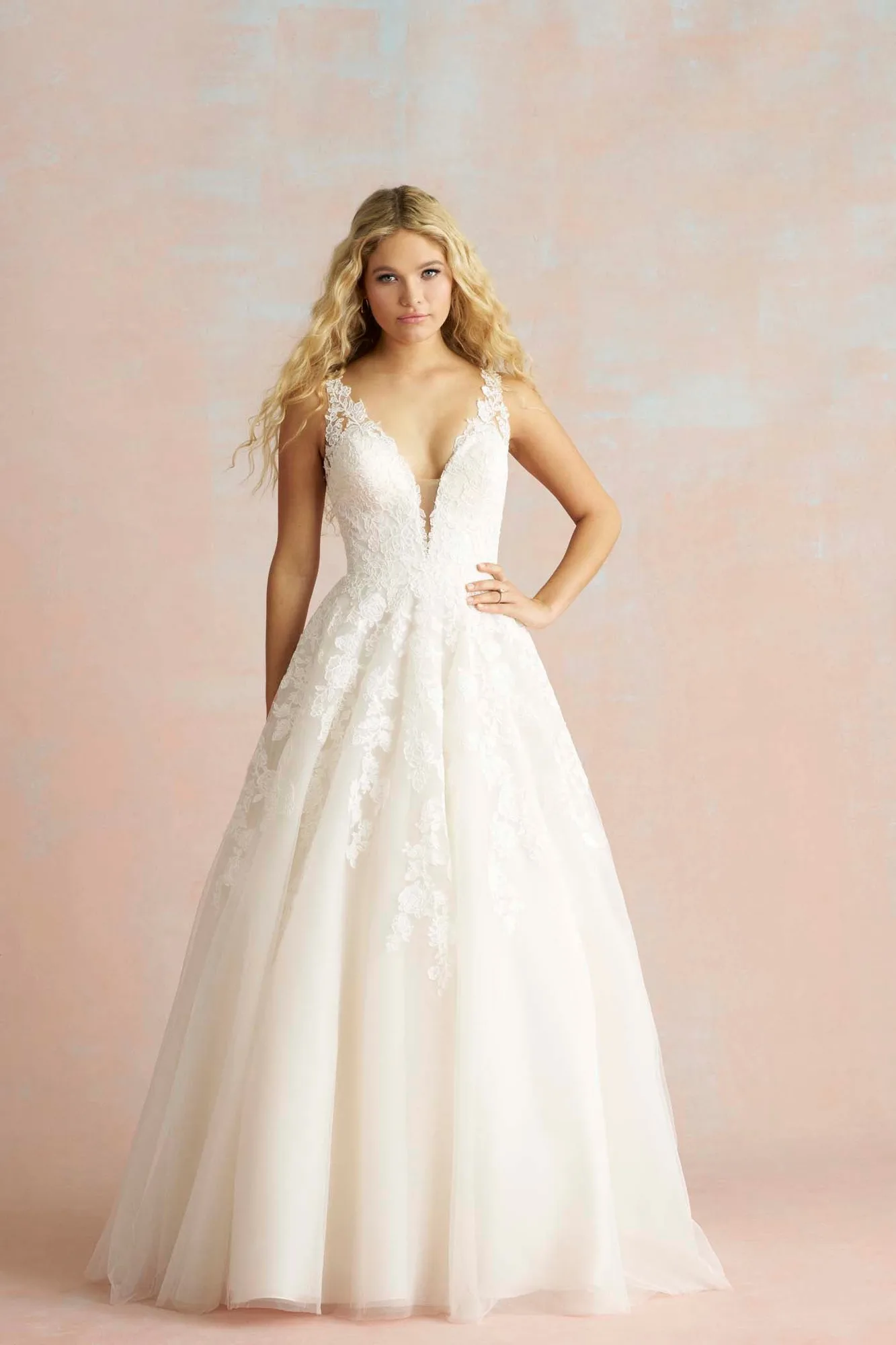 R3858 vs R3914: Comparação de dois vestidos de noiva