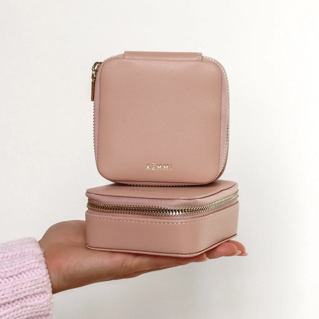 Cómo limpiar y guardar un estuche de viaje de cuero para joyas