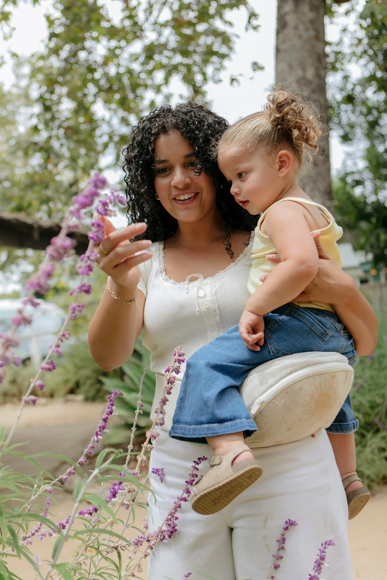 Cómo usar un asiento de cadera para niños pequeños como soporte portátil