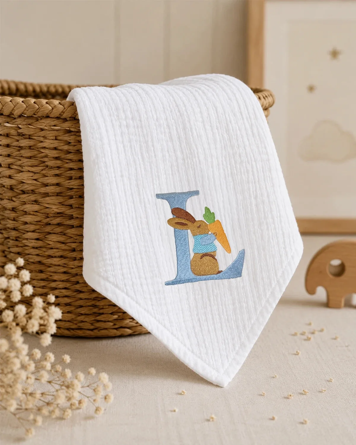Lange avec lettre à personnaliser brodé lapin carotte bleu