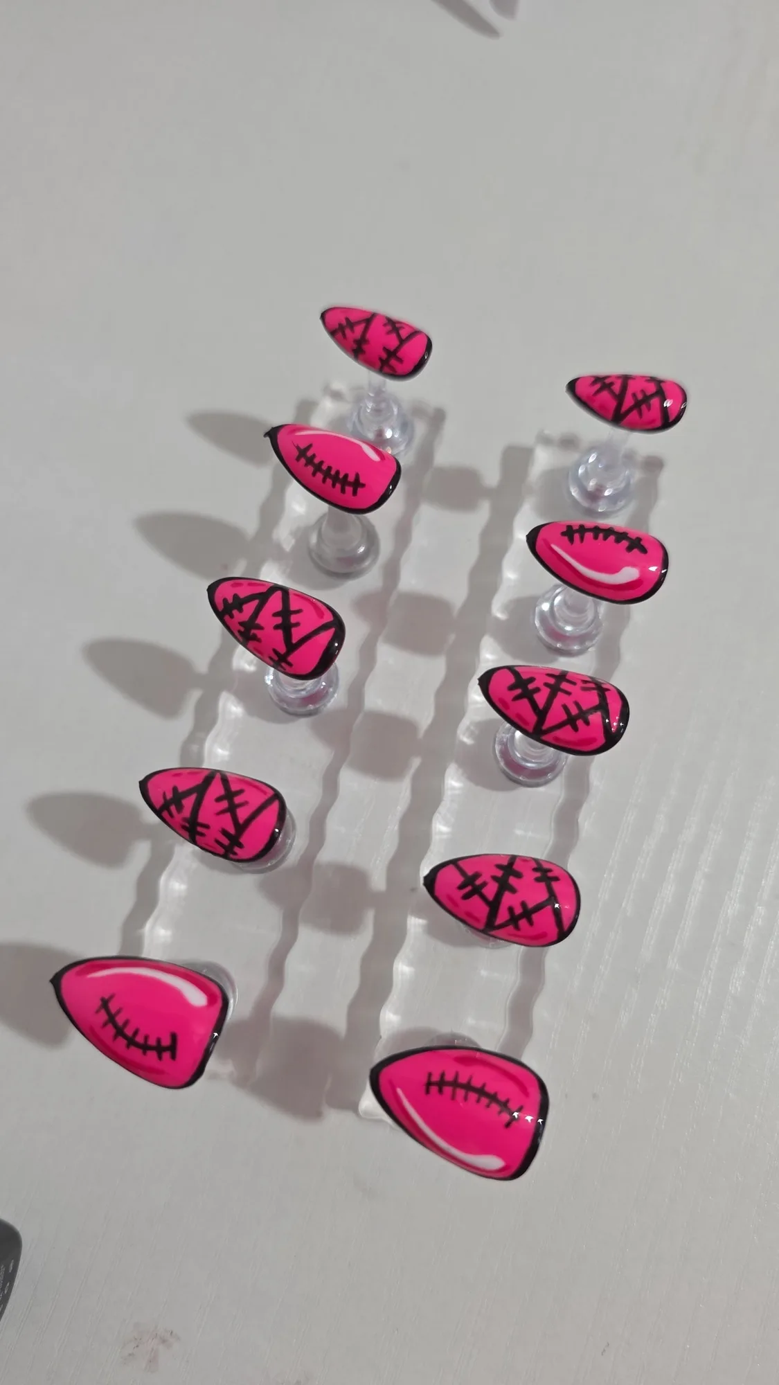 Entretien des ongles press-on peints à la main pour une tenue longue durée