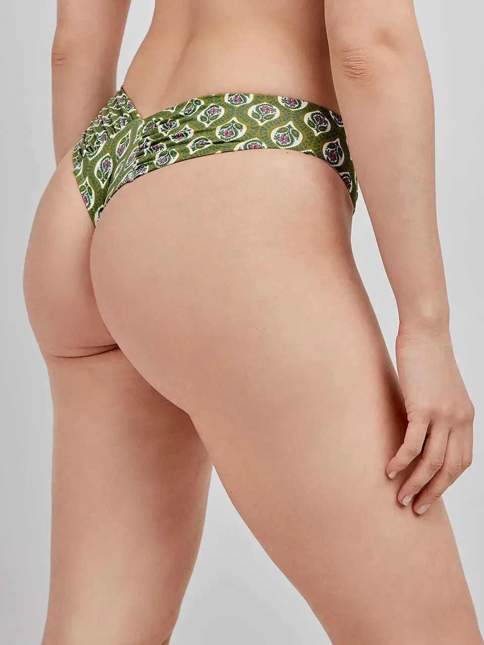 Brasilianischer Bikini-Slip im V-Schnitt mit Blumenmuster