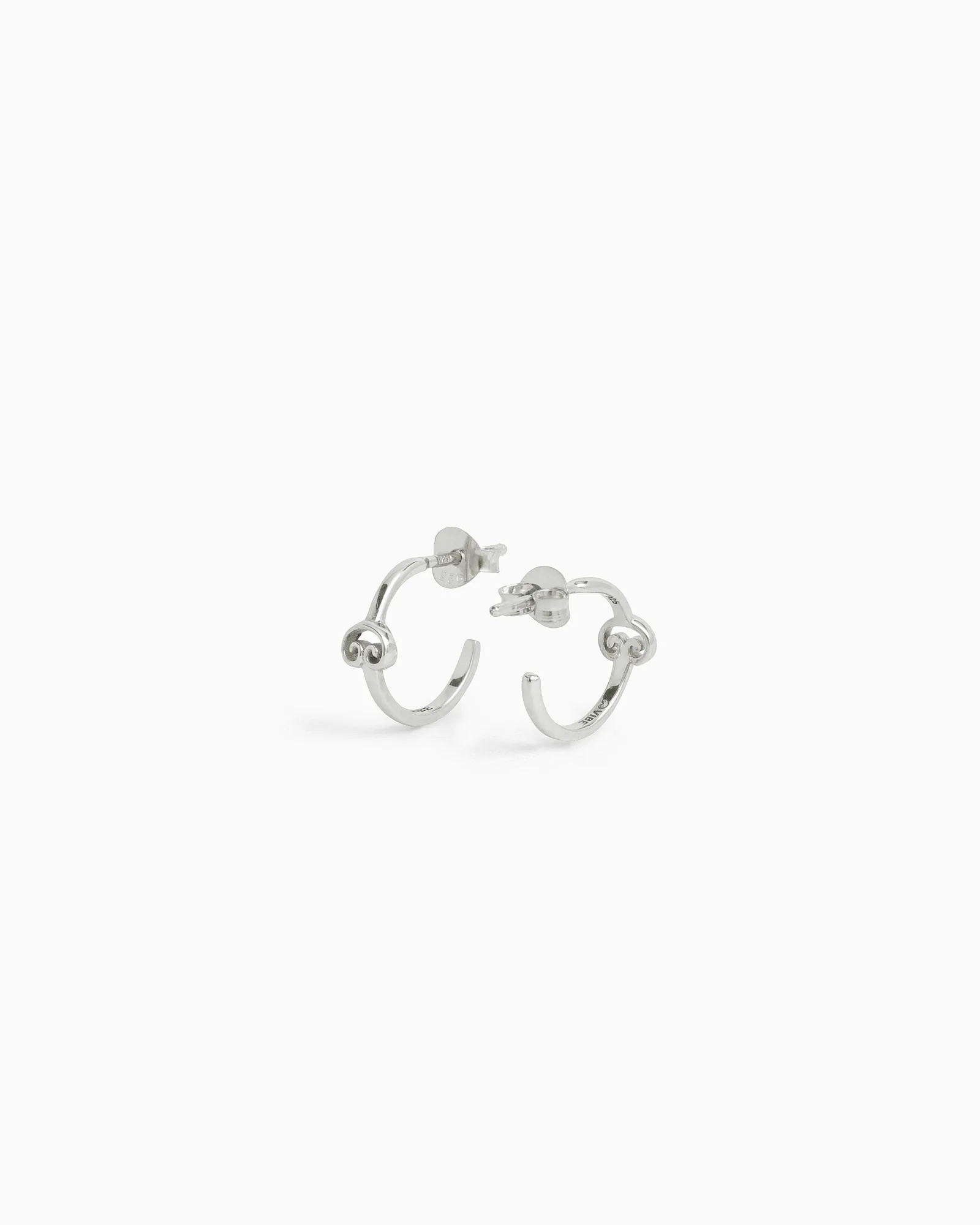 Boucles d'oreilles Huggie avec gouttes de pierres précieuses vs. anneaux bulles