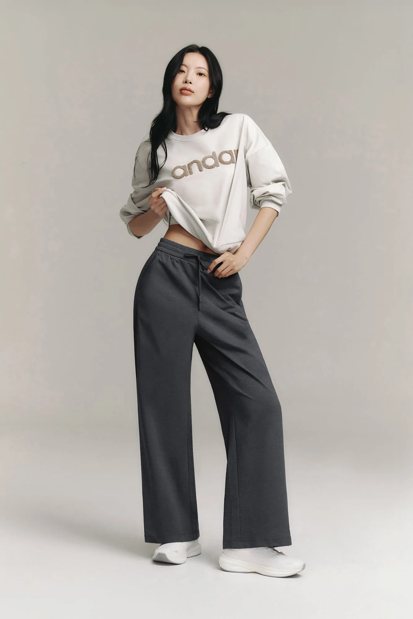 كيفية تنسيق بنطلون Airy Fit Fleece الواسع لإطلالات كاجوال أنيقة