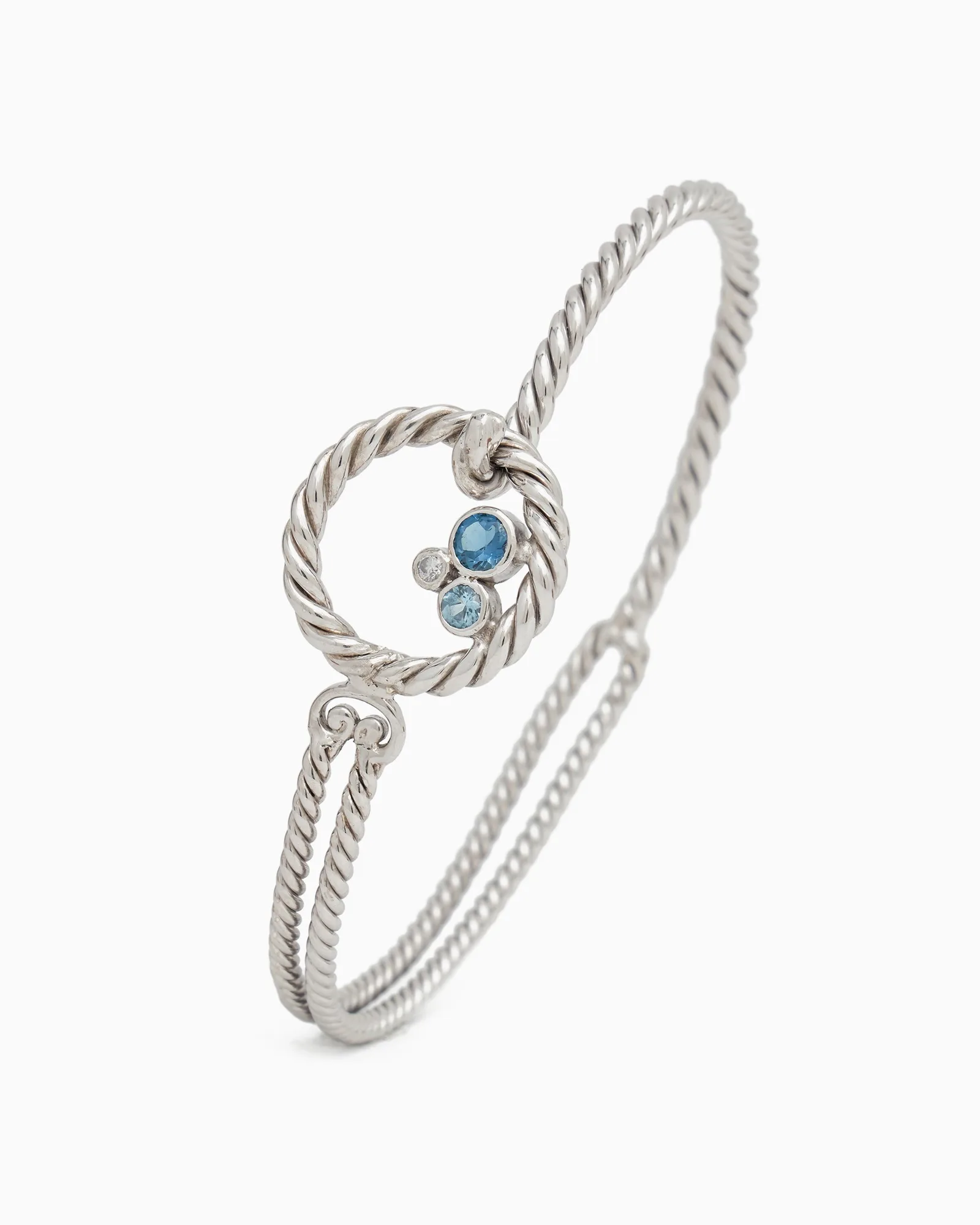 Pulsera de gancho trenzado One Love con tres piedras - Topacio azul de Londres/Topacio azul de Hampton/Zircón blanco