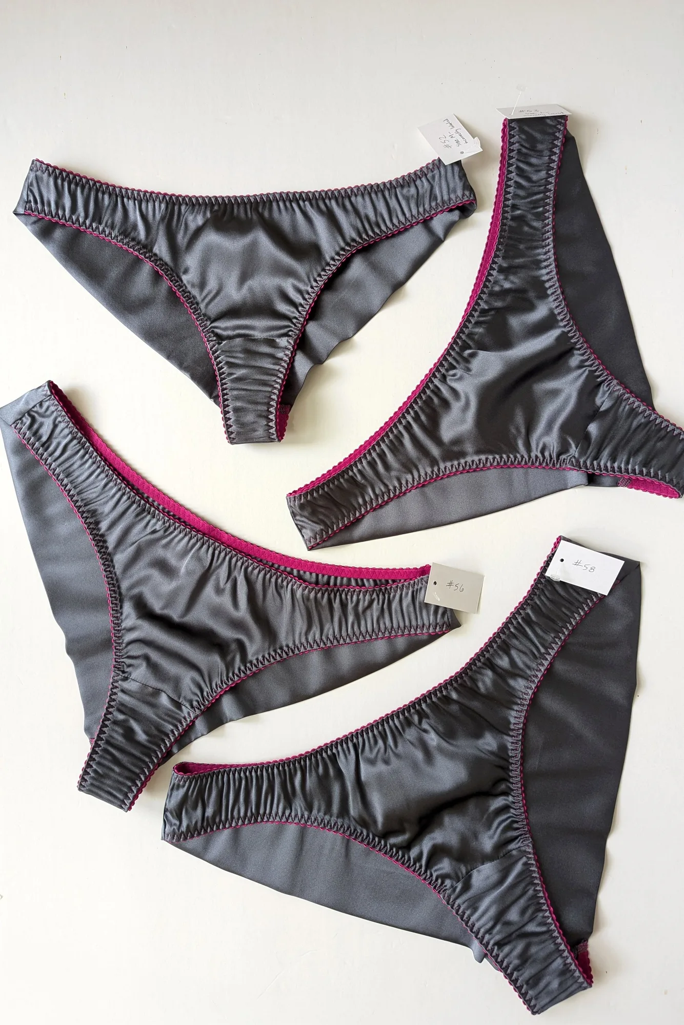 Charcoal Silk Knickers vs Amandine: quale fa per te?