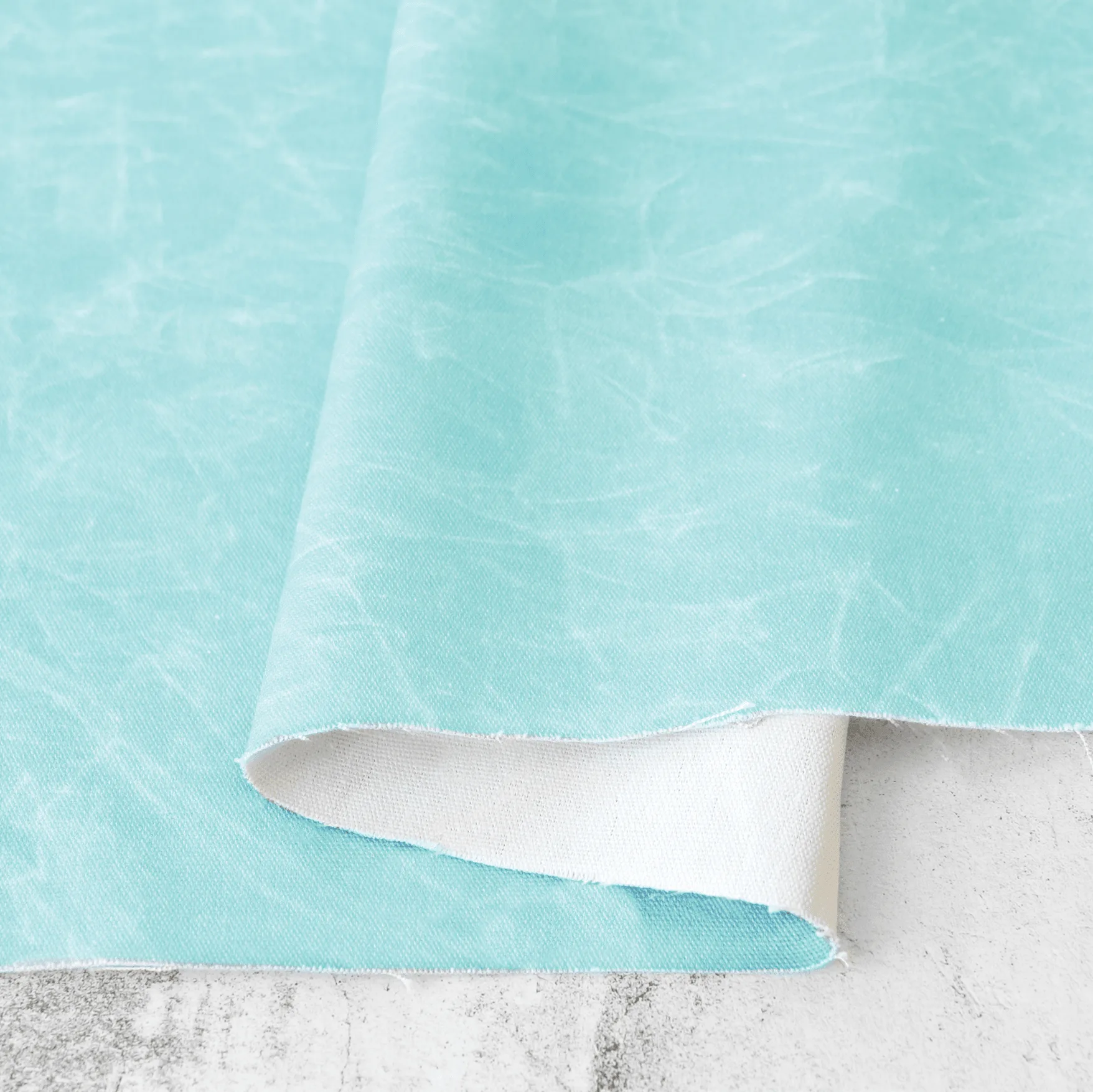 Toile cirée imitation vs. véritable : laquelle coudre ?