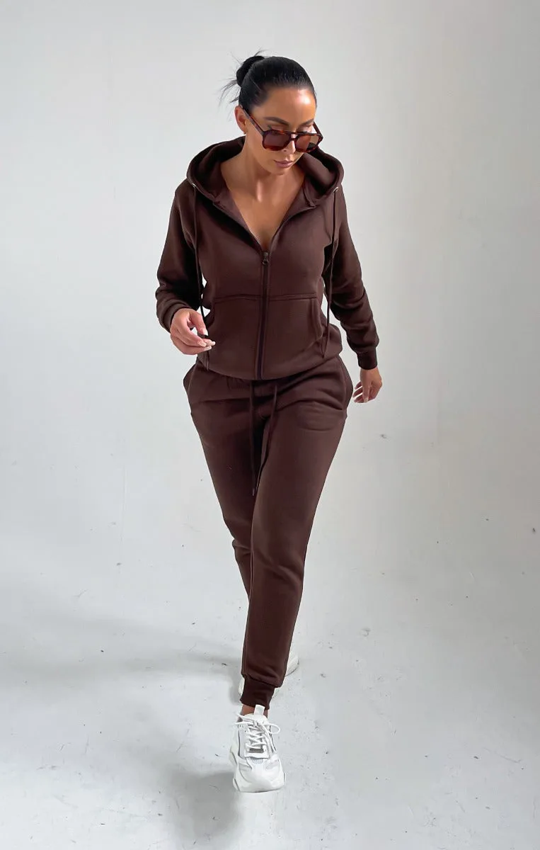 Combina un conjunto de sudadera con cremallera y joggers chocolate