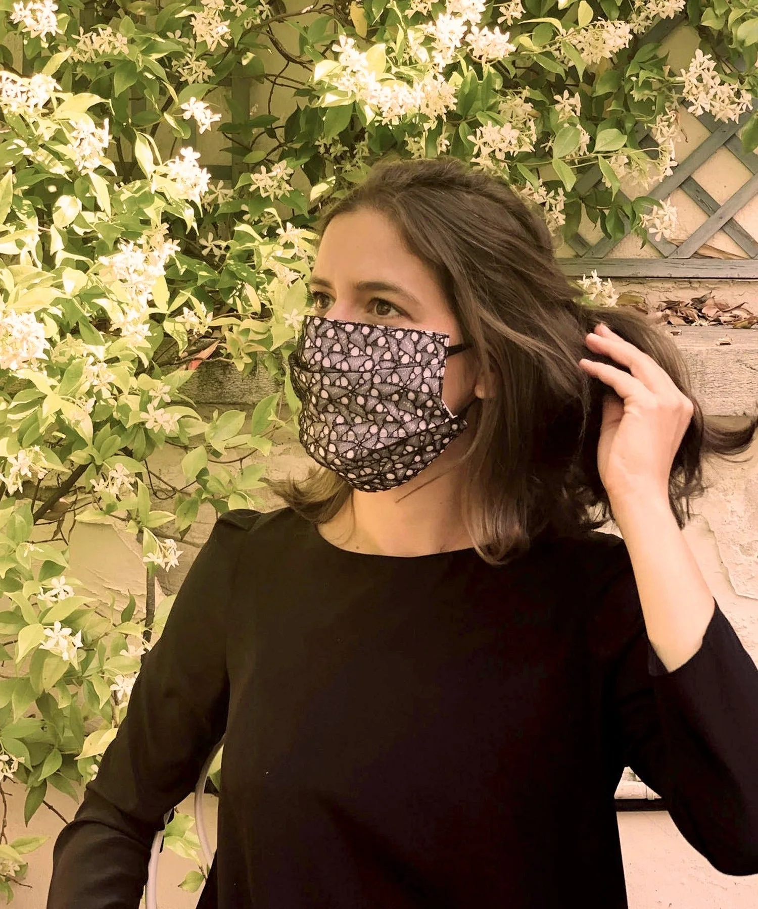 Mascarilla de encaje francés vs. mascarilla de seda: ¿Cuál para la preparación de la boda?