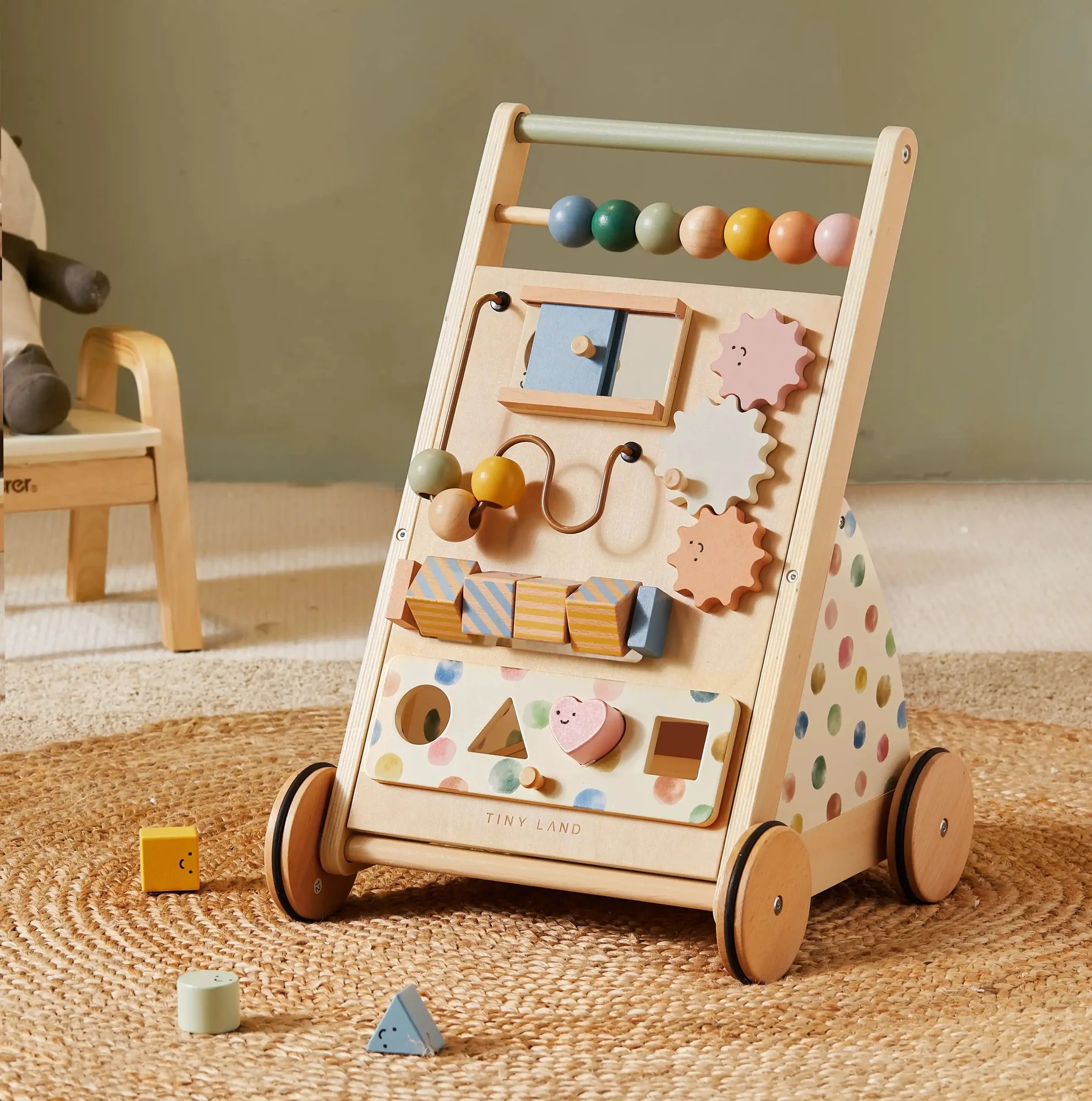 Sicherer Zusammenbau eines hölzernen Babylaufwagens