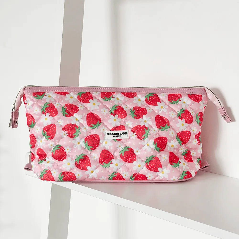 Gesteppte, ausziehbare Make-up-Tasche Pupberry Fields - von Coconut Lane