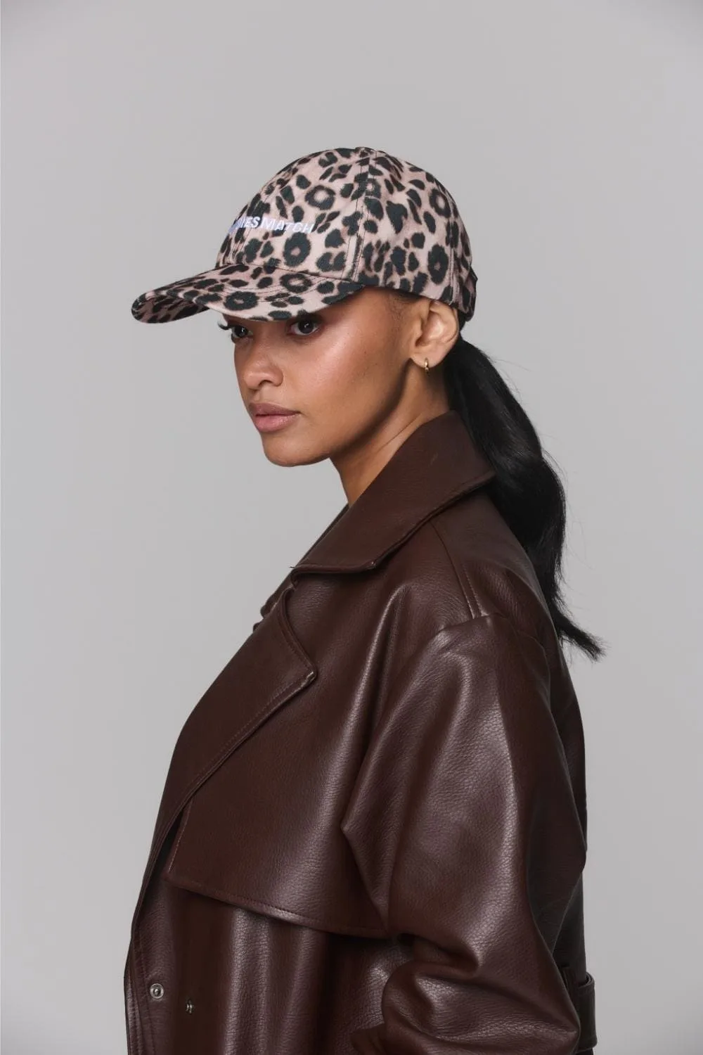Gorra bordada de leopardo: el accesorio divertido