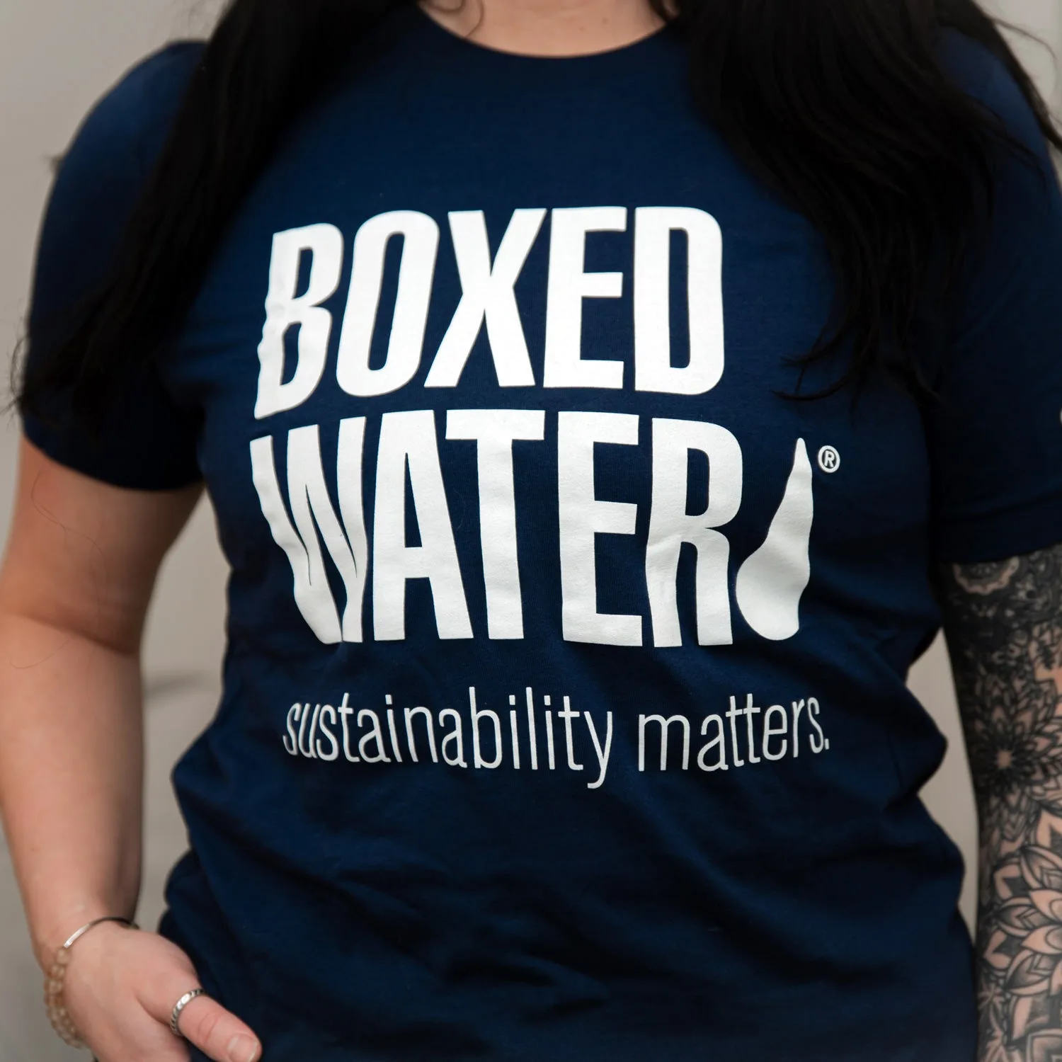 Koopgids voor Boxed Water-merch: tassen, pins en shirts