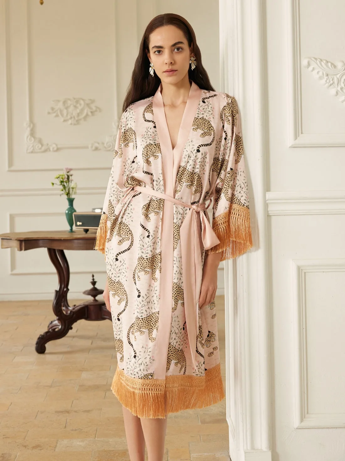 Kimono rosa con estampado de leopardo y borlas