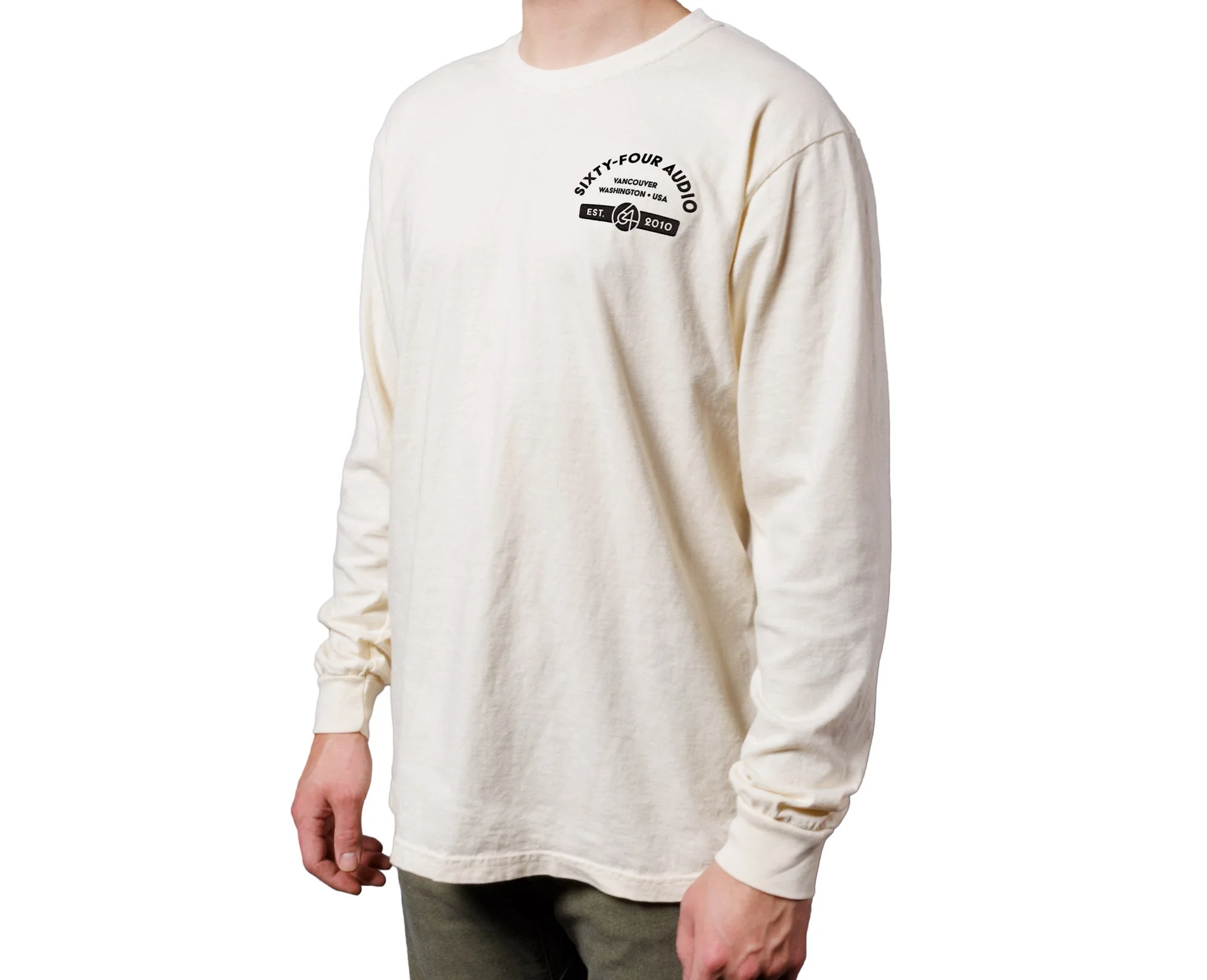 نصائح للعناية وتنسيق قميص Off-White طويل الأكمام
