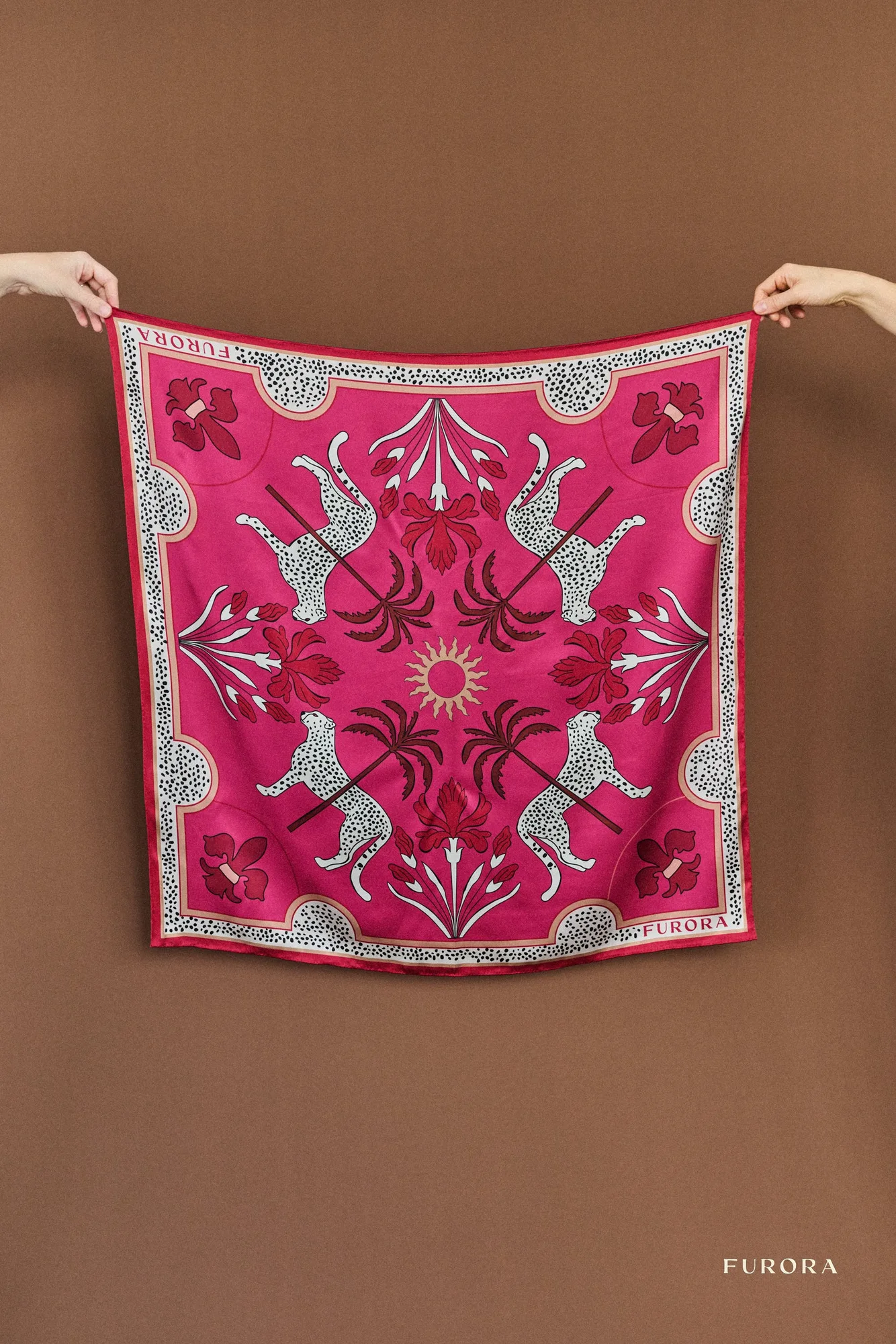 Attacher un foulard en soie à un sac : 5 étapes faciles