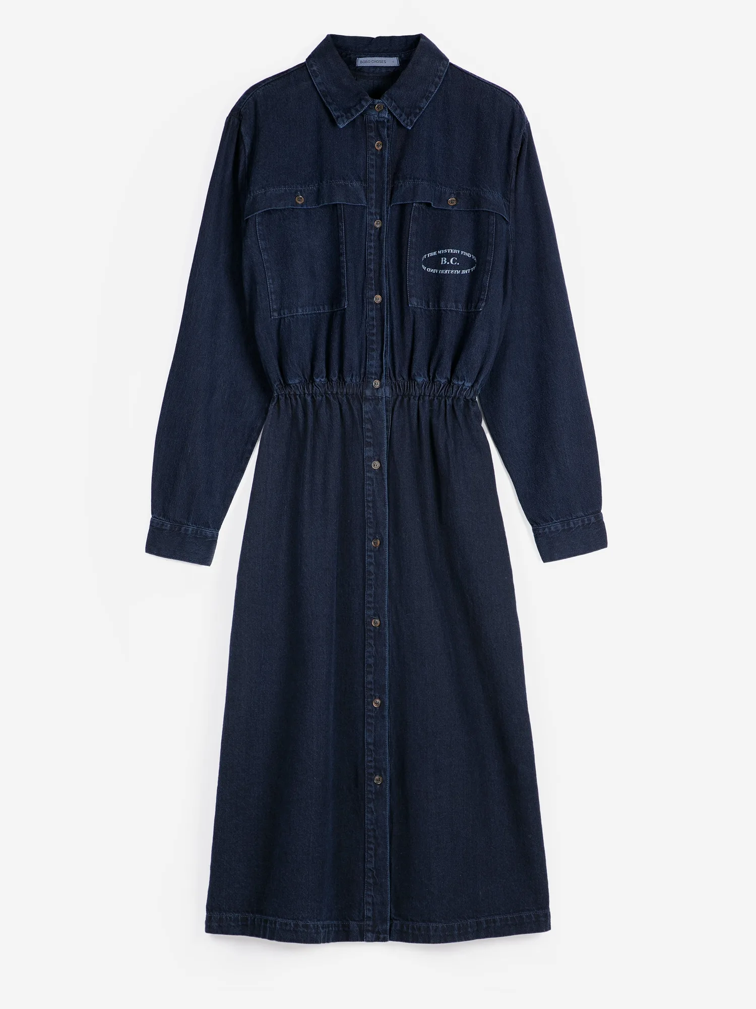 Comment porter une robe en jean délavé au quotidien