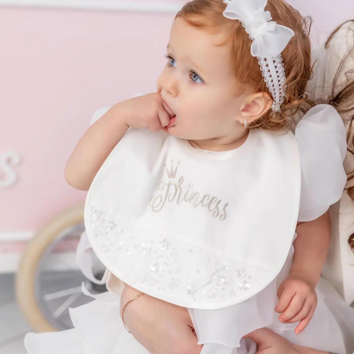 Cómo combinar un babero de encaje con un look de bebé