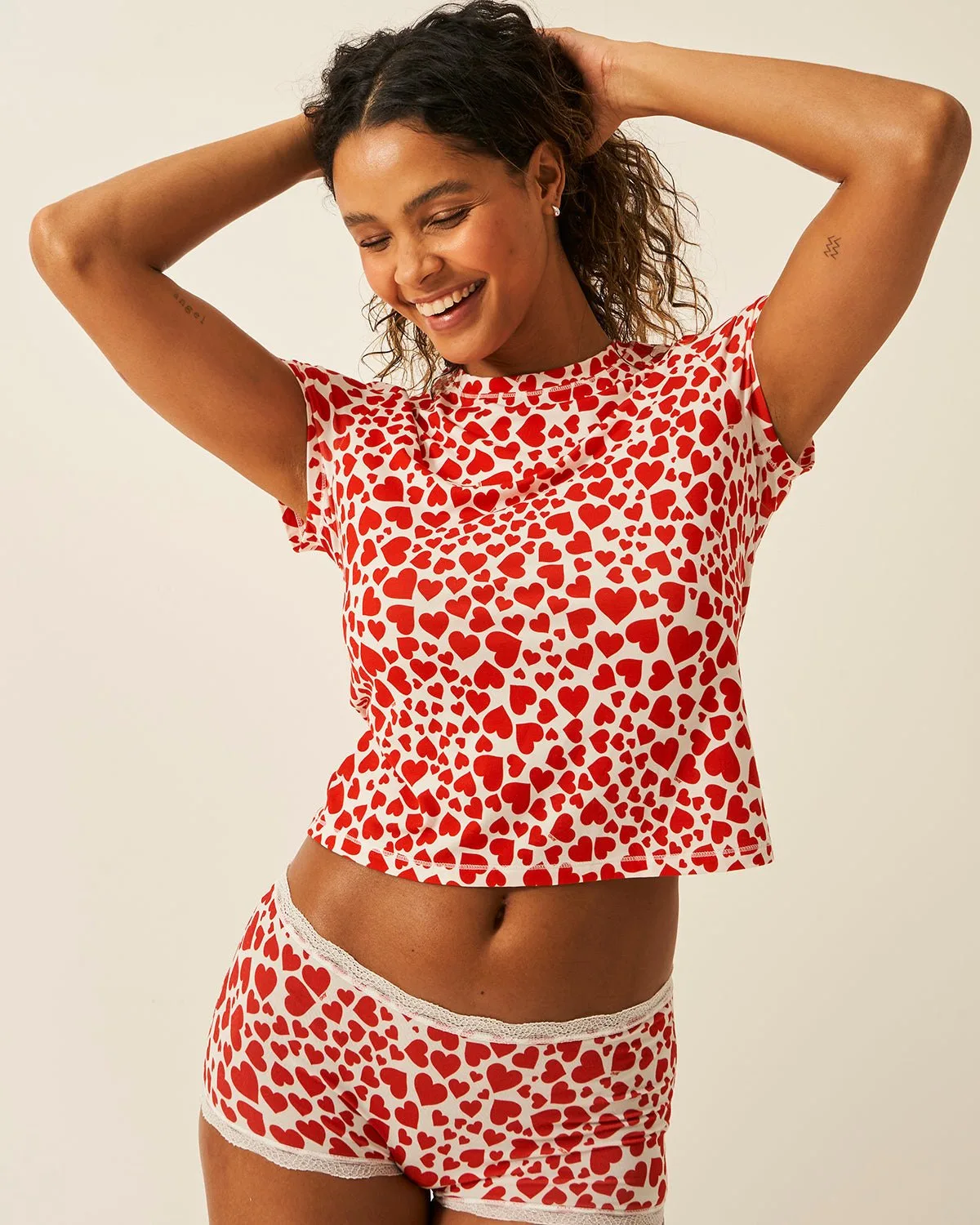 Come abbinare la baby tee per look di tutti i giorni