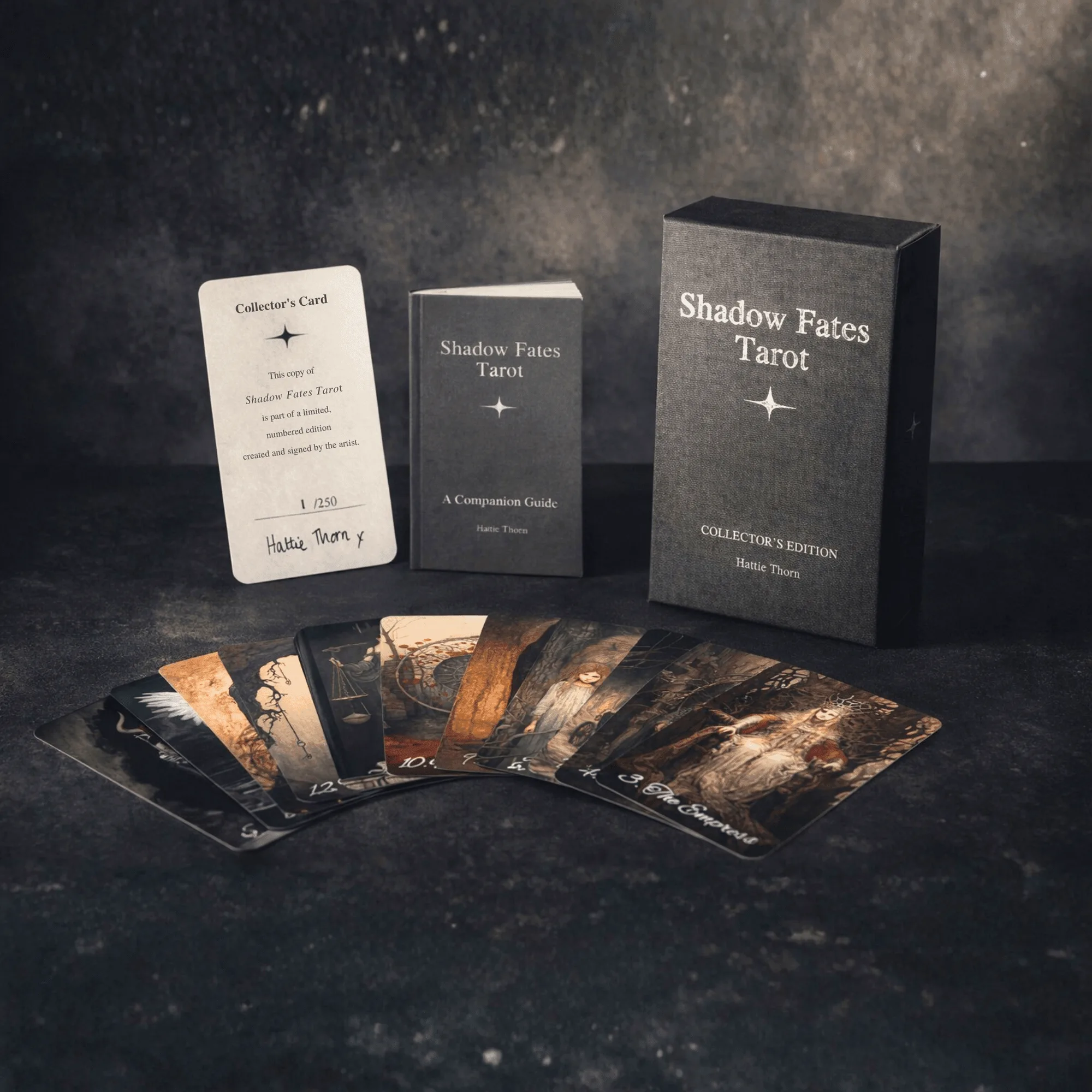 Tarot de los Destinos Sombríos 🌑 Una edición limitada de coleccionista con arte exclusivo sin bordes, caja rígida laminada y carta numerada firmada.