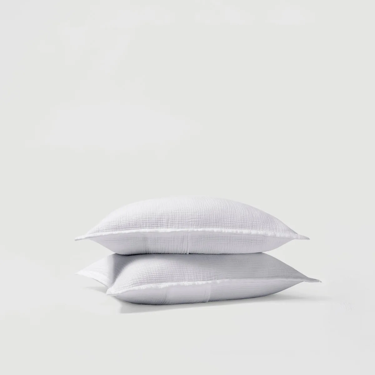 Cómo colocar fundas y almohadas para un look de cama de hotel