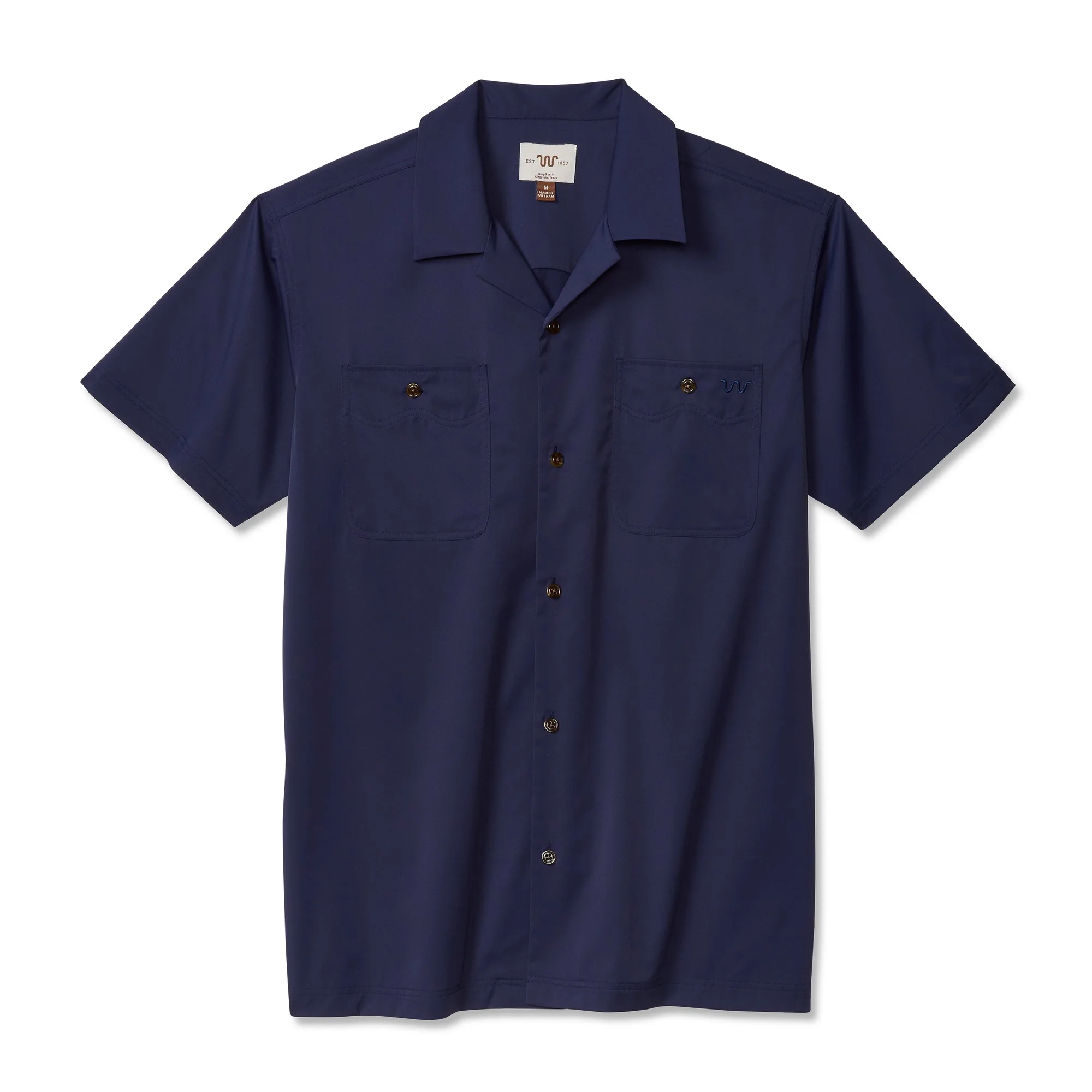So stylen Sie ein Herren-Camp-Shirt für lässige Ausflüge